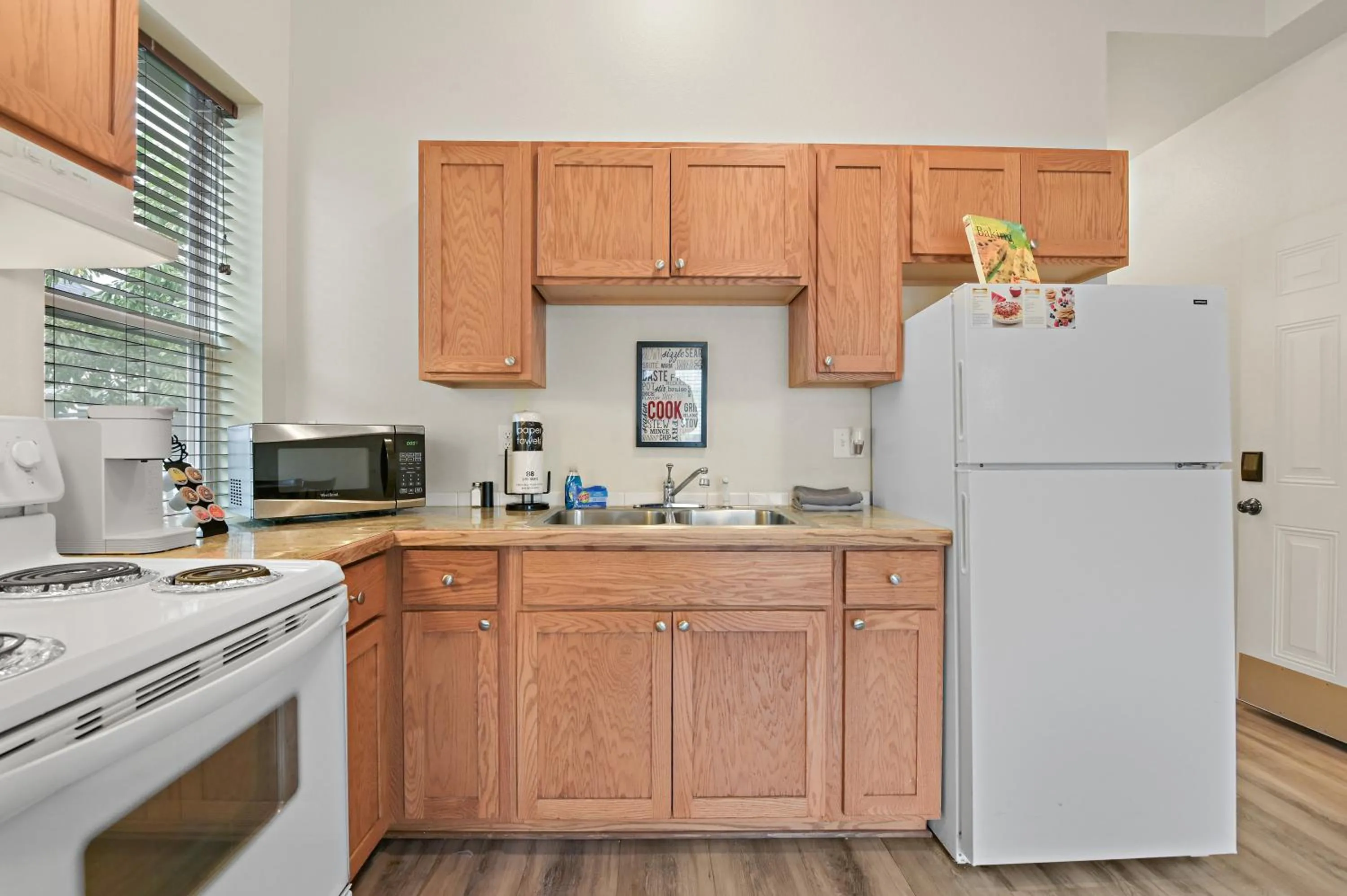 Kitchen or kitchenette in Maple Leaf Manor Suites
