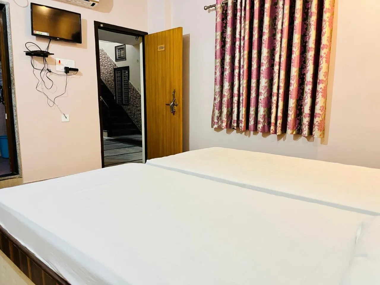 TV and multimedia, Bed in Hotel Krishna Gorakhpur