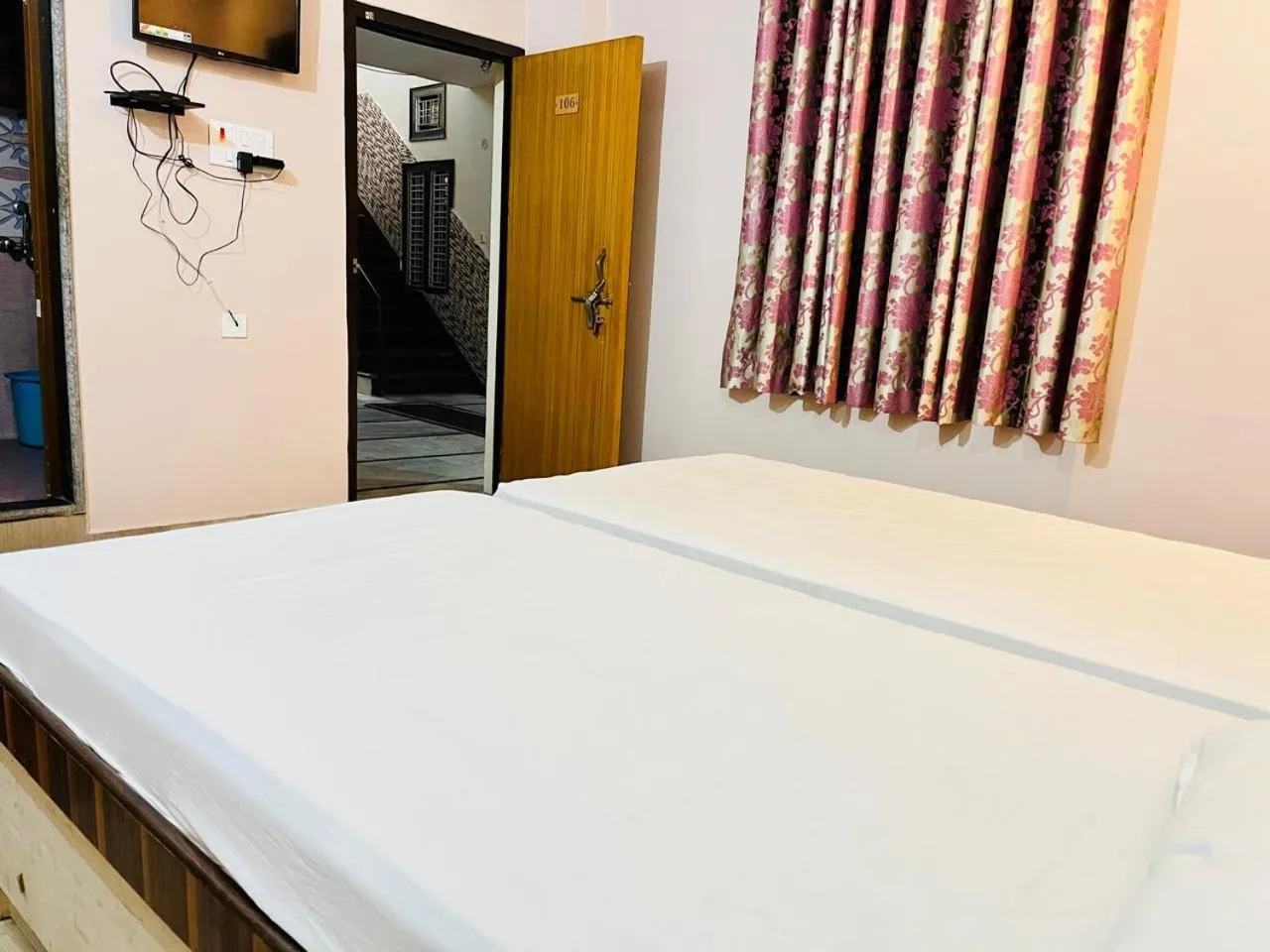 Bedroom, Bed in Hotel Krishna Gorakhpur