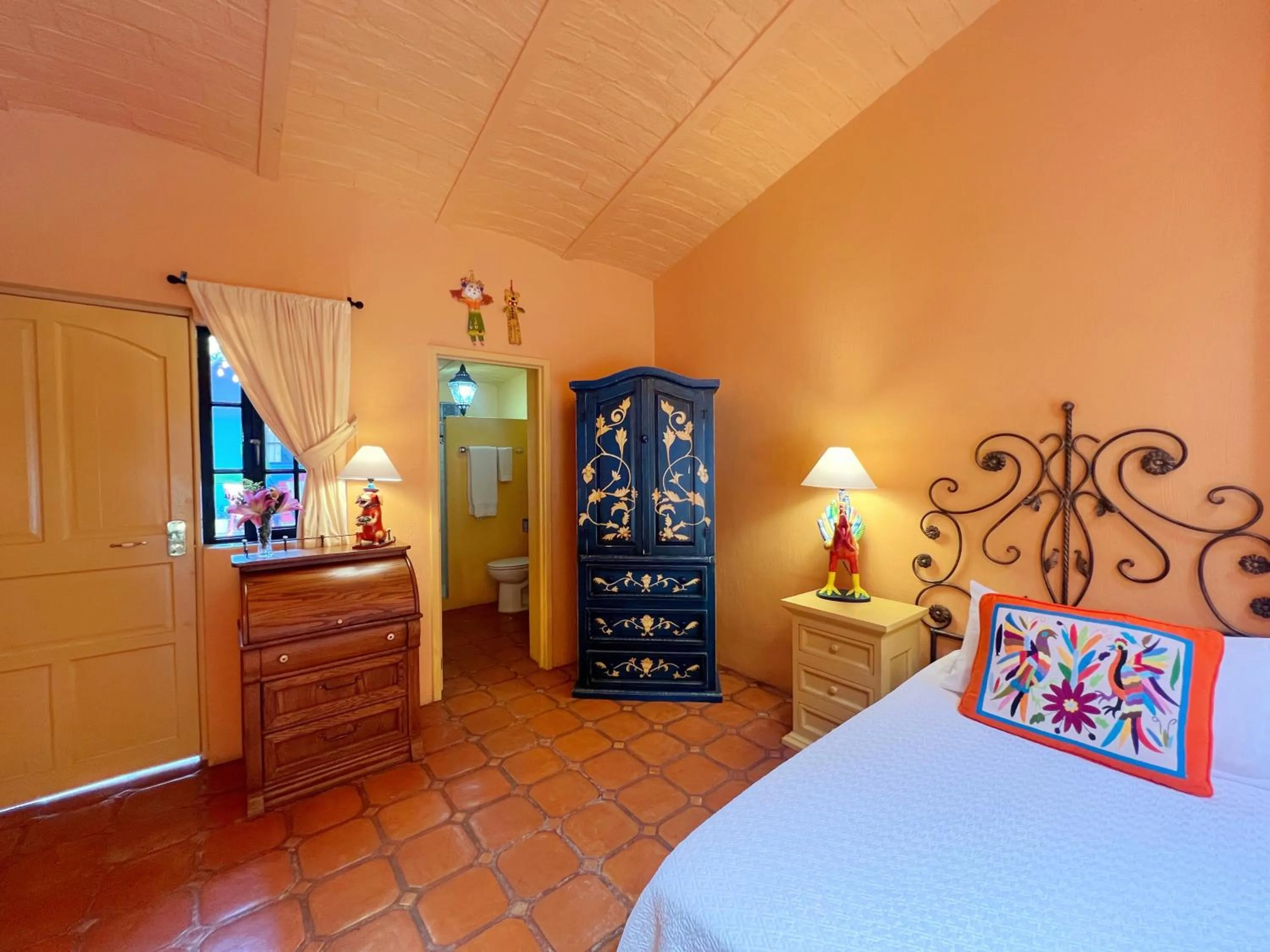 Bed in Estrellita's Bed & Breakfast