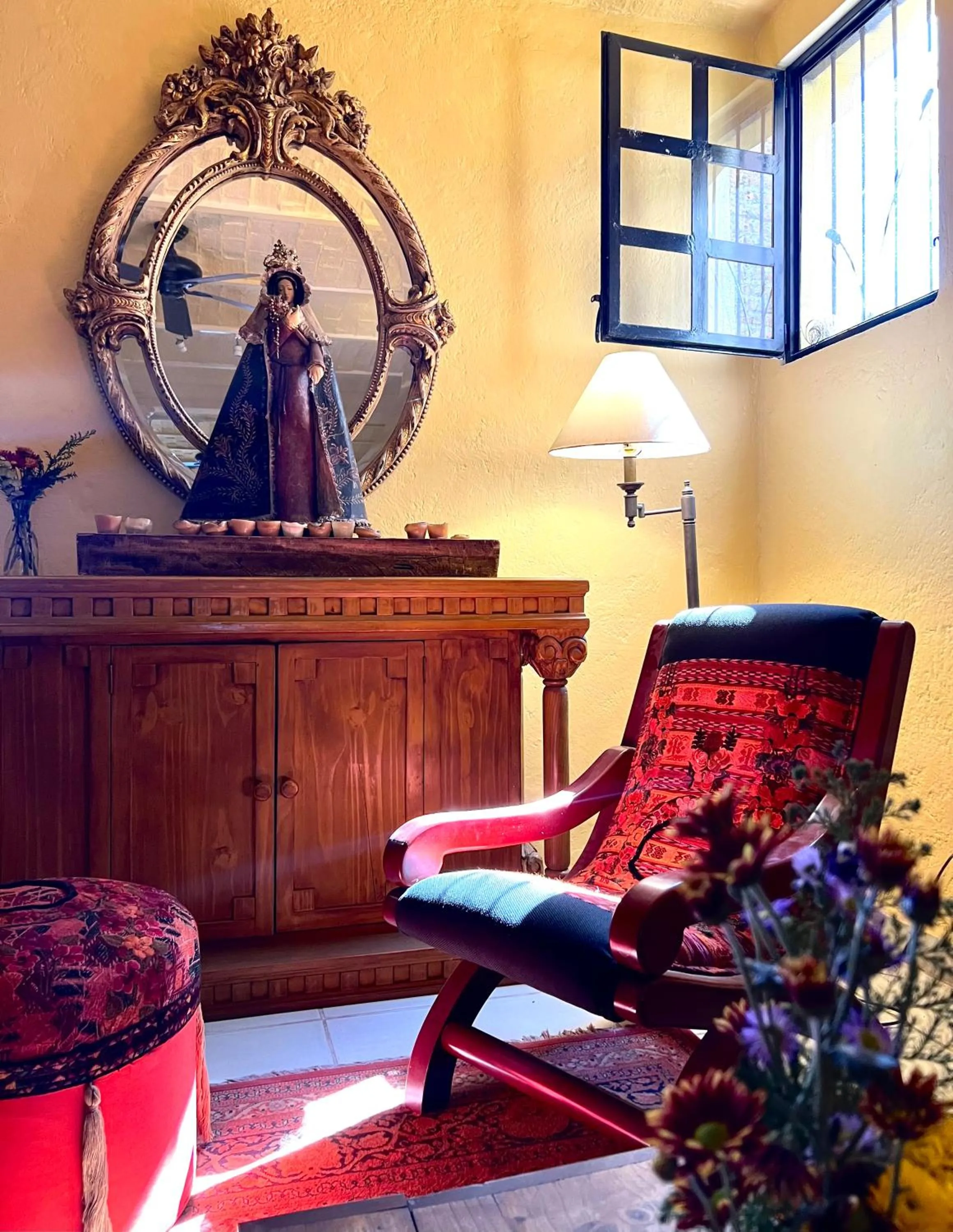 Living room in Estrellita's Bed & Breakfast