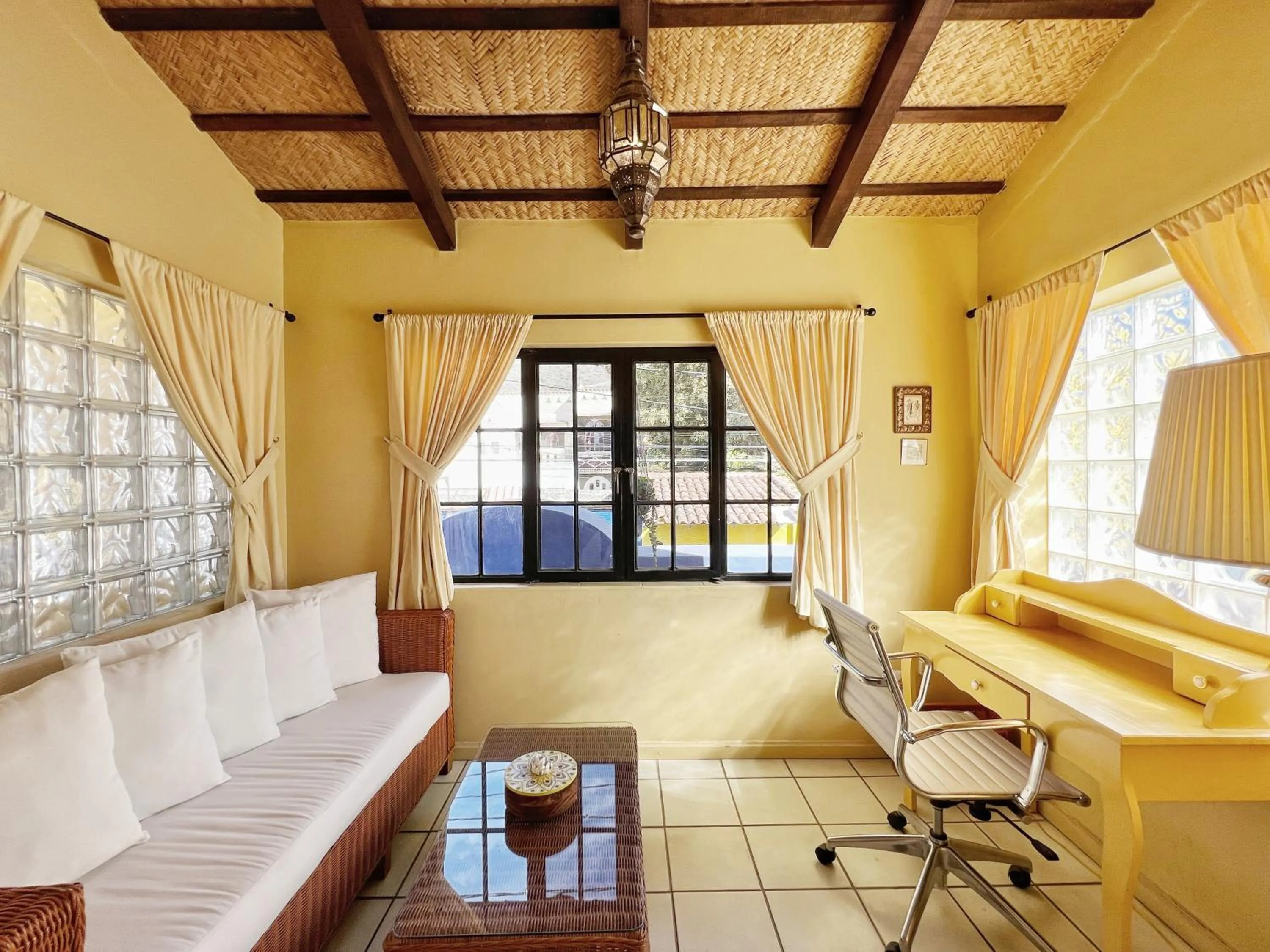 Living room in Estrellita's Bed & Breakfast