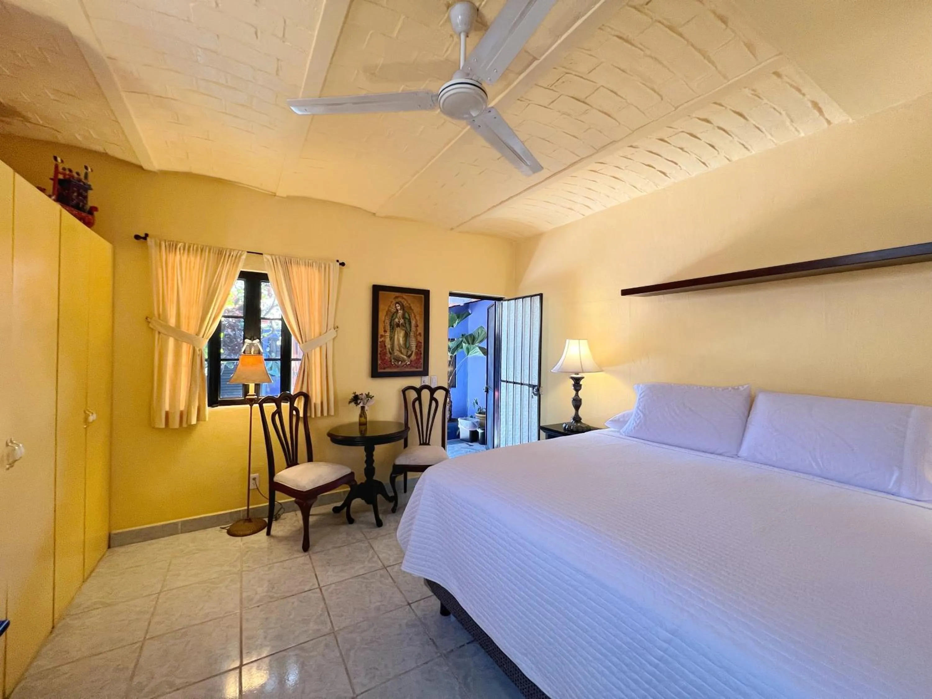 Bed in Estrellita's Bed & Breakfast