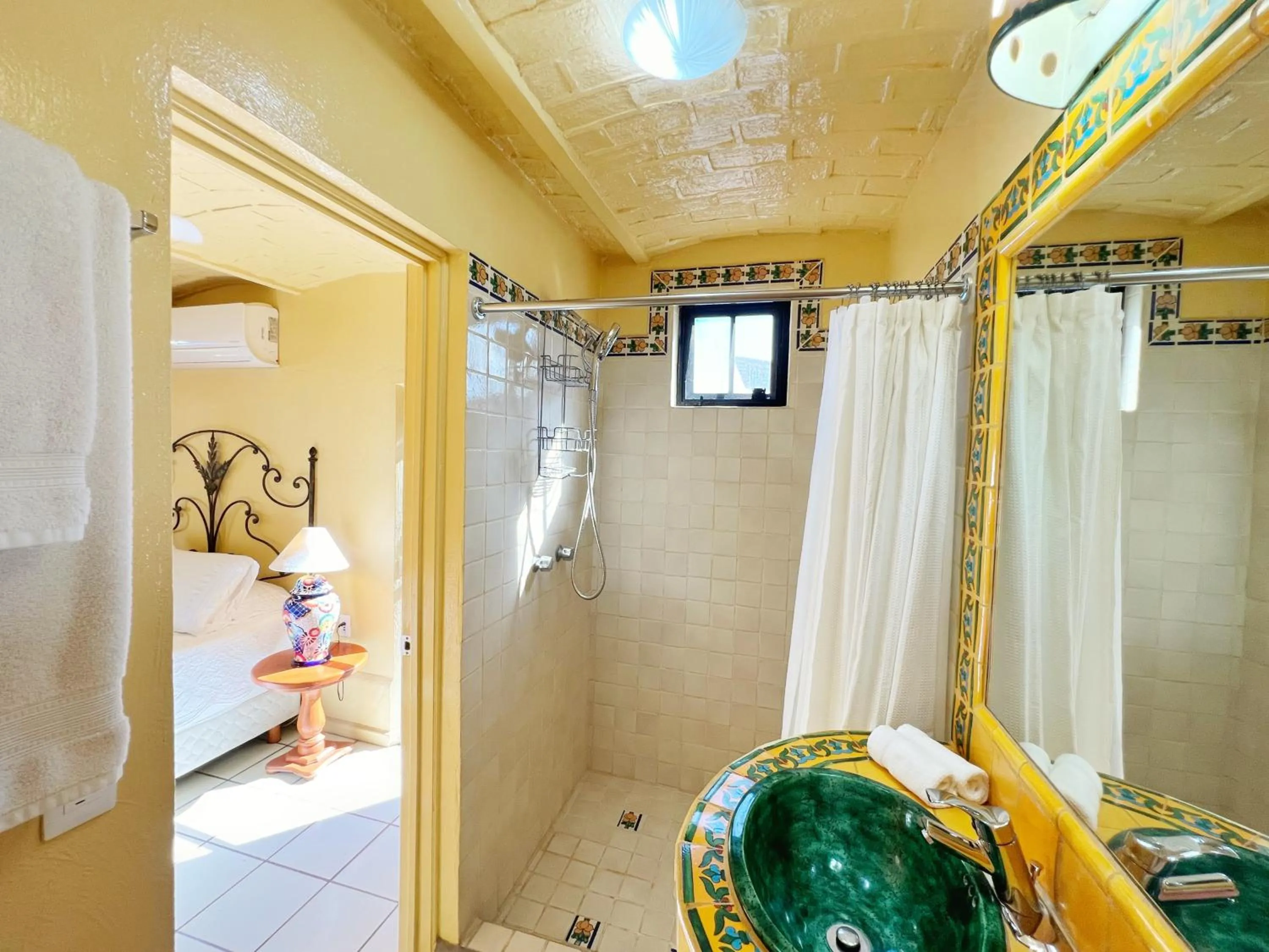 Shower in Estrellita's Bed & Breakfast