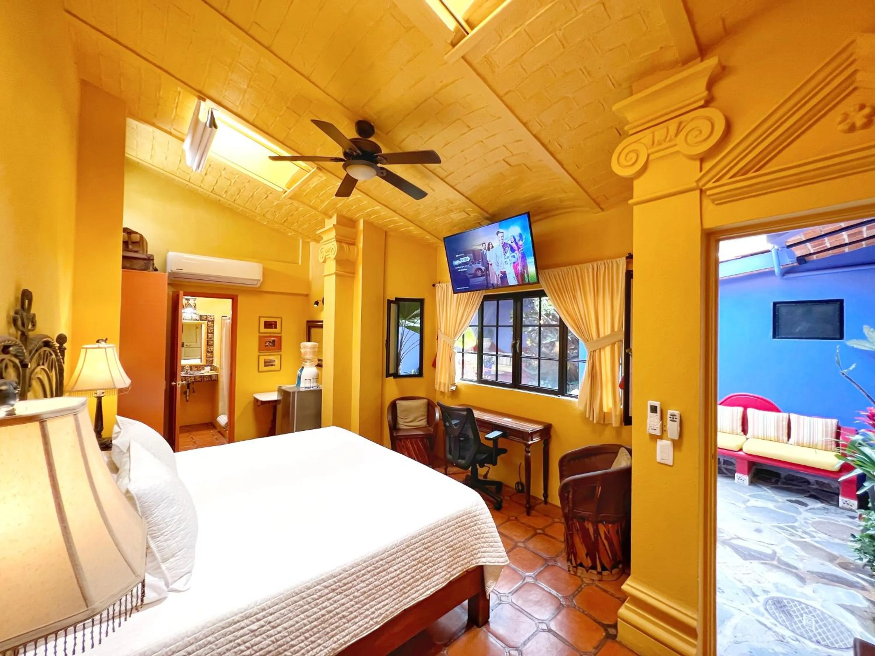 Communal lounge/ TV room, Bed in Estrellita's Bed & Breakfast