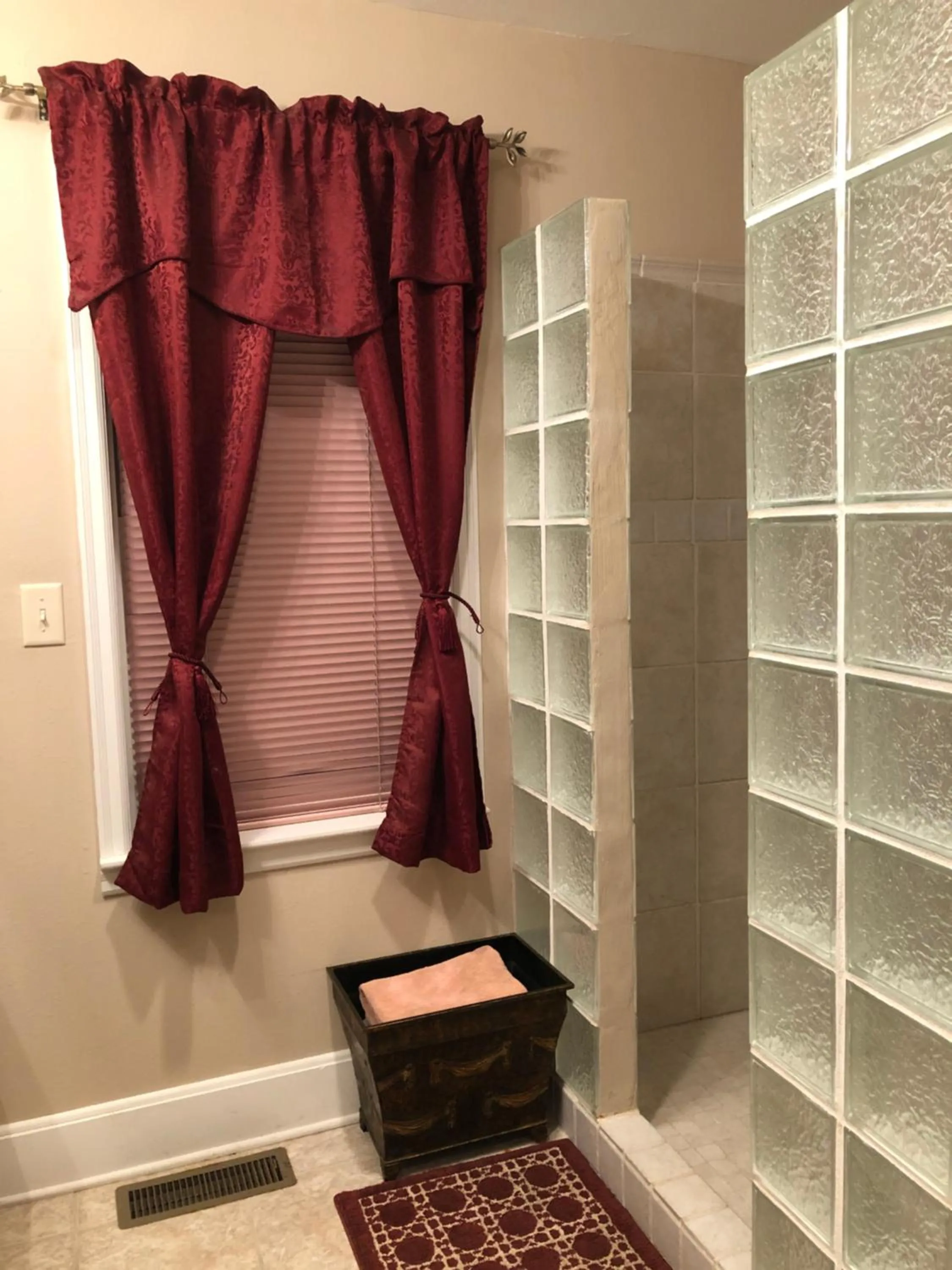 Shower in First Deadwood Cottages