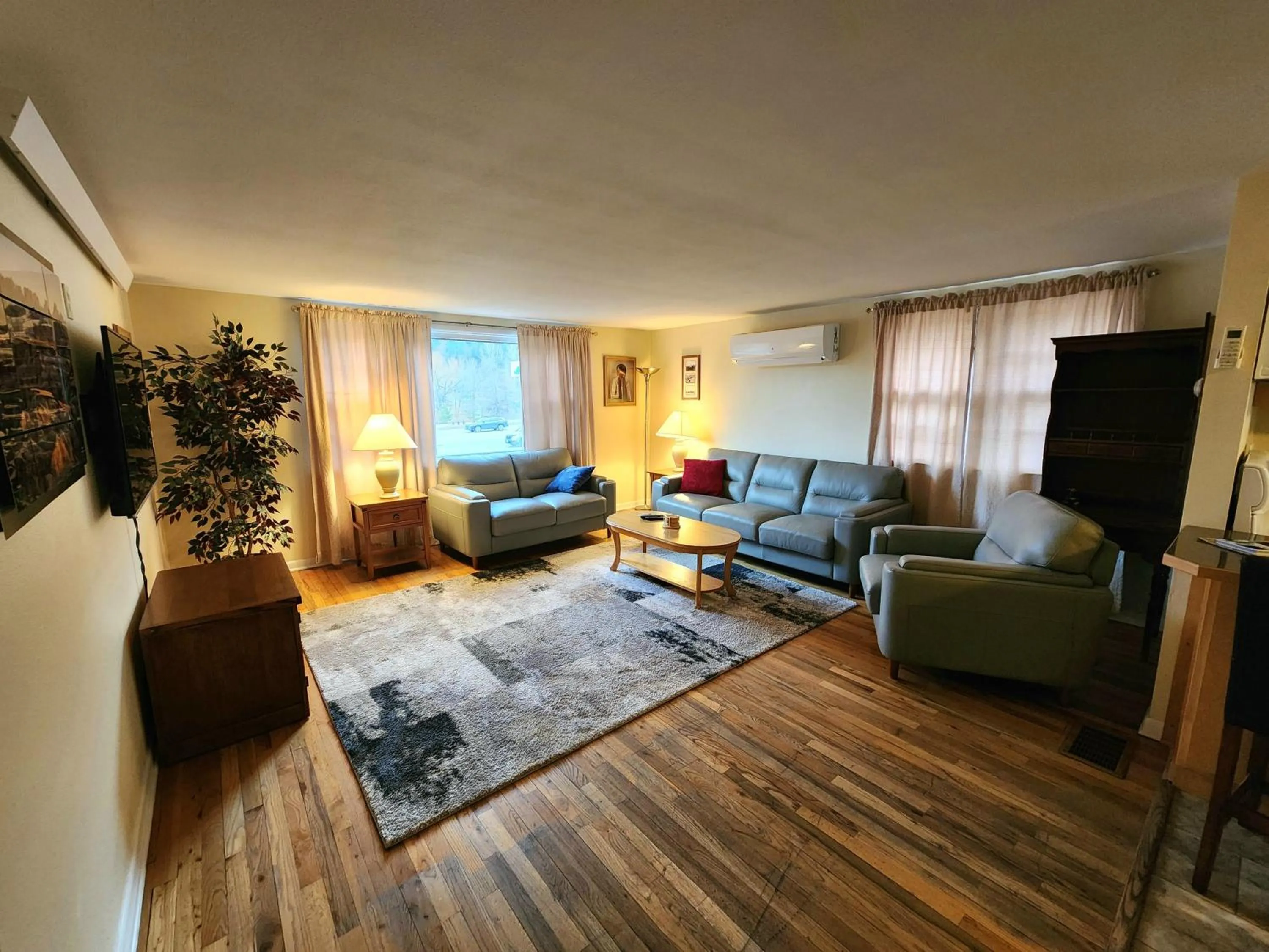 Living room in First Deadwood Cottages