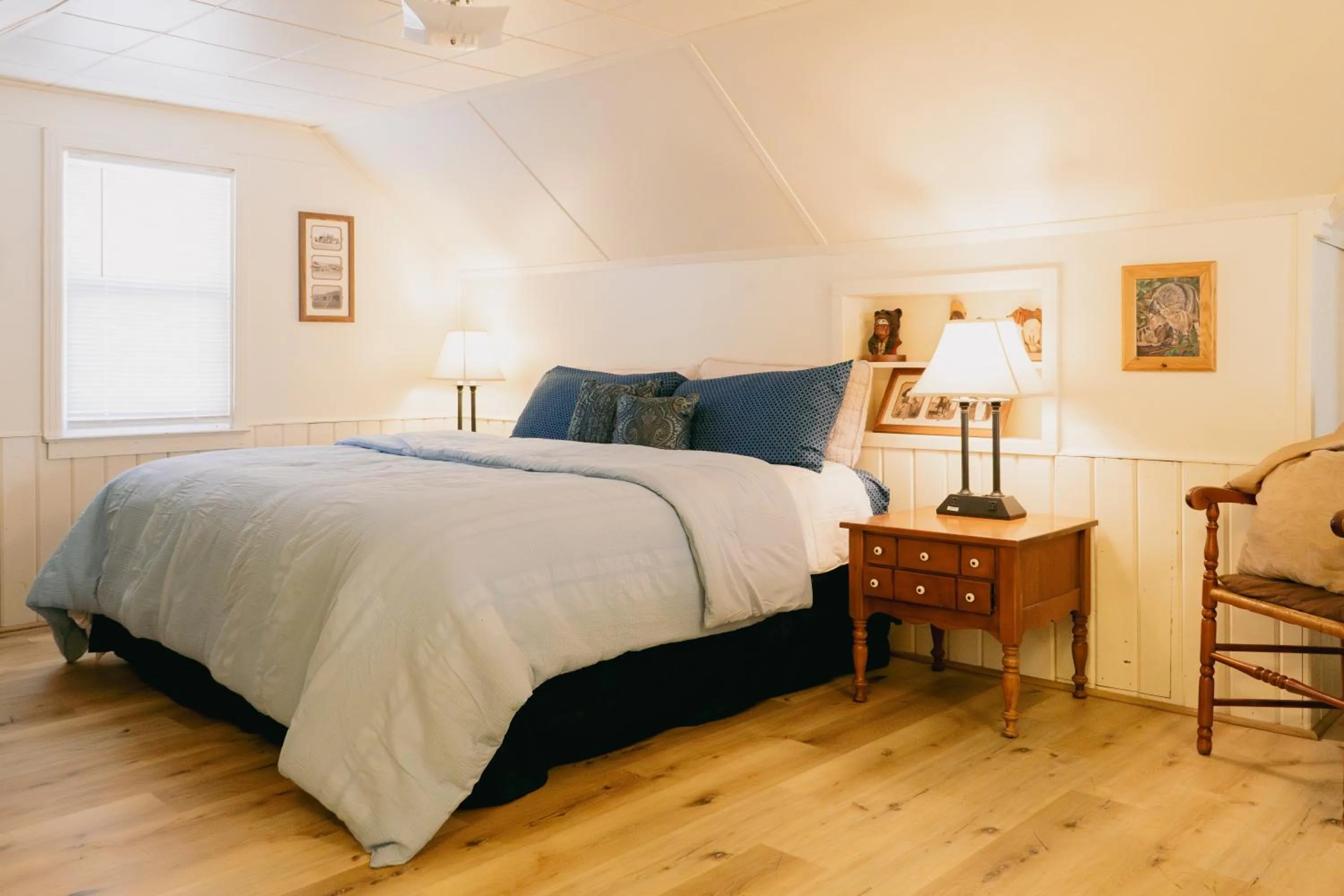 Bed in First Deadwood Cottages