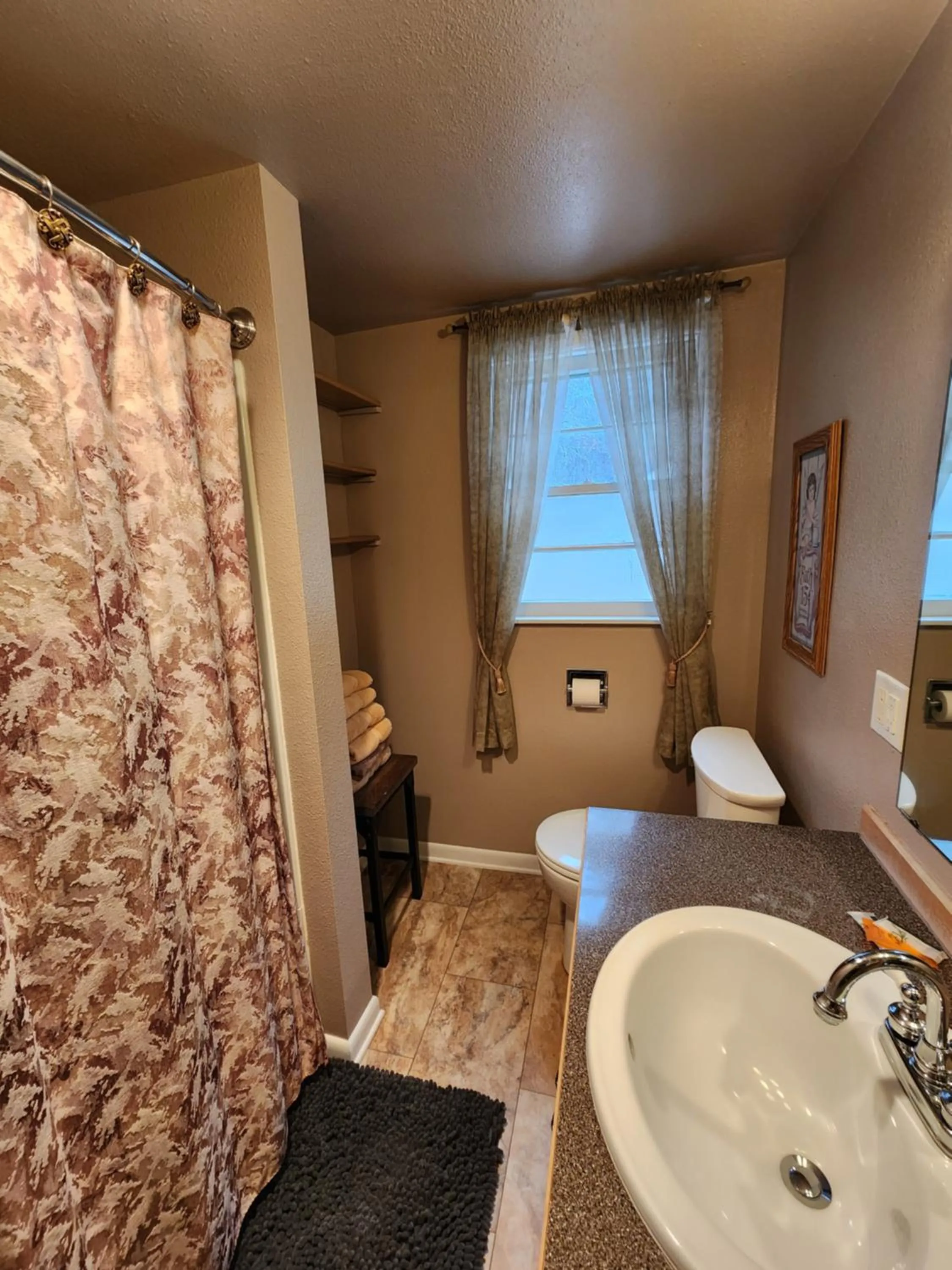Bathroom in First Deadwood Cottages