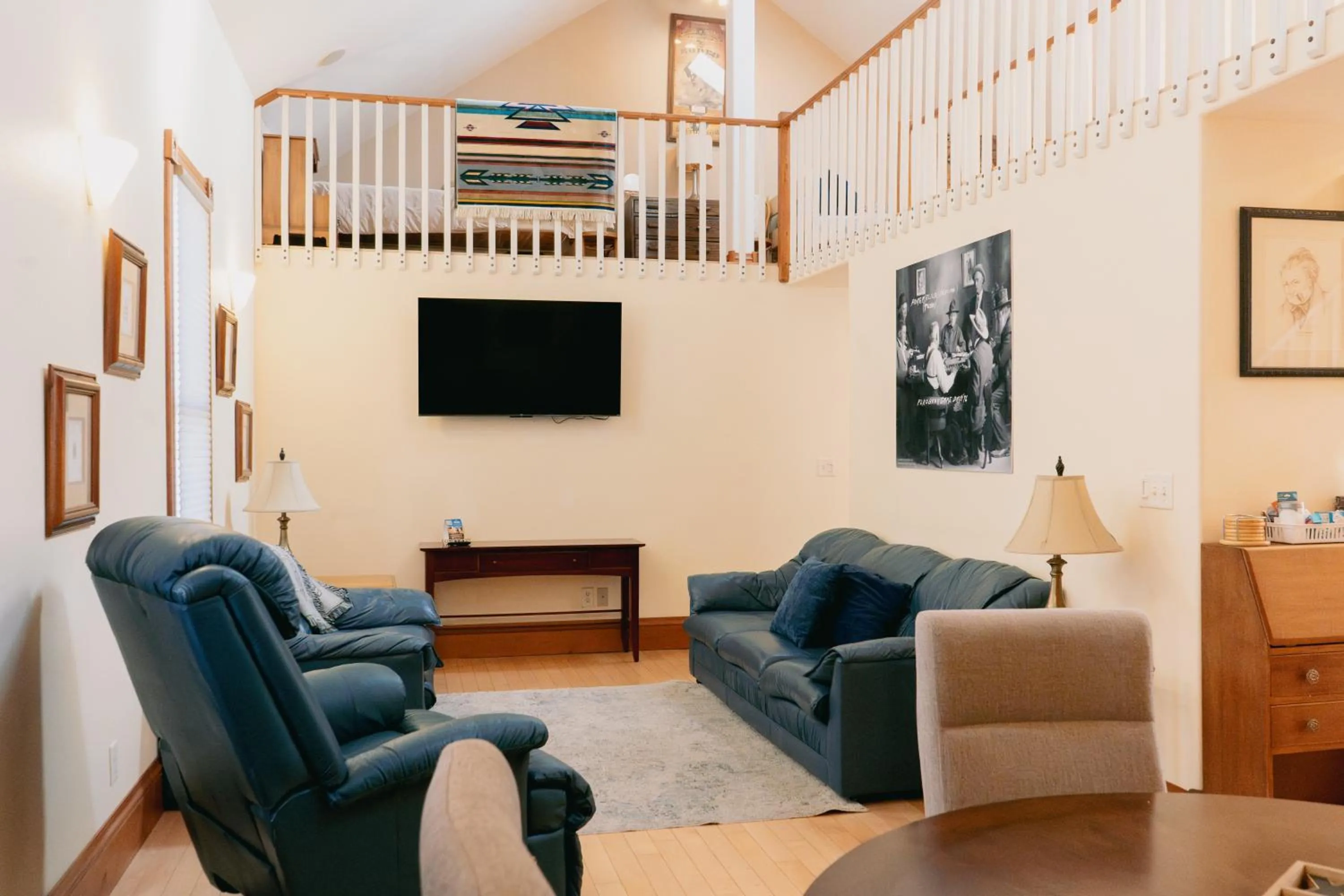 Communal lounge/ TV room in First Deadwood Cottages
