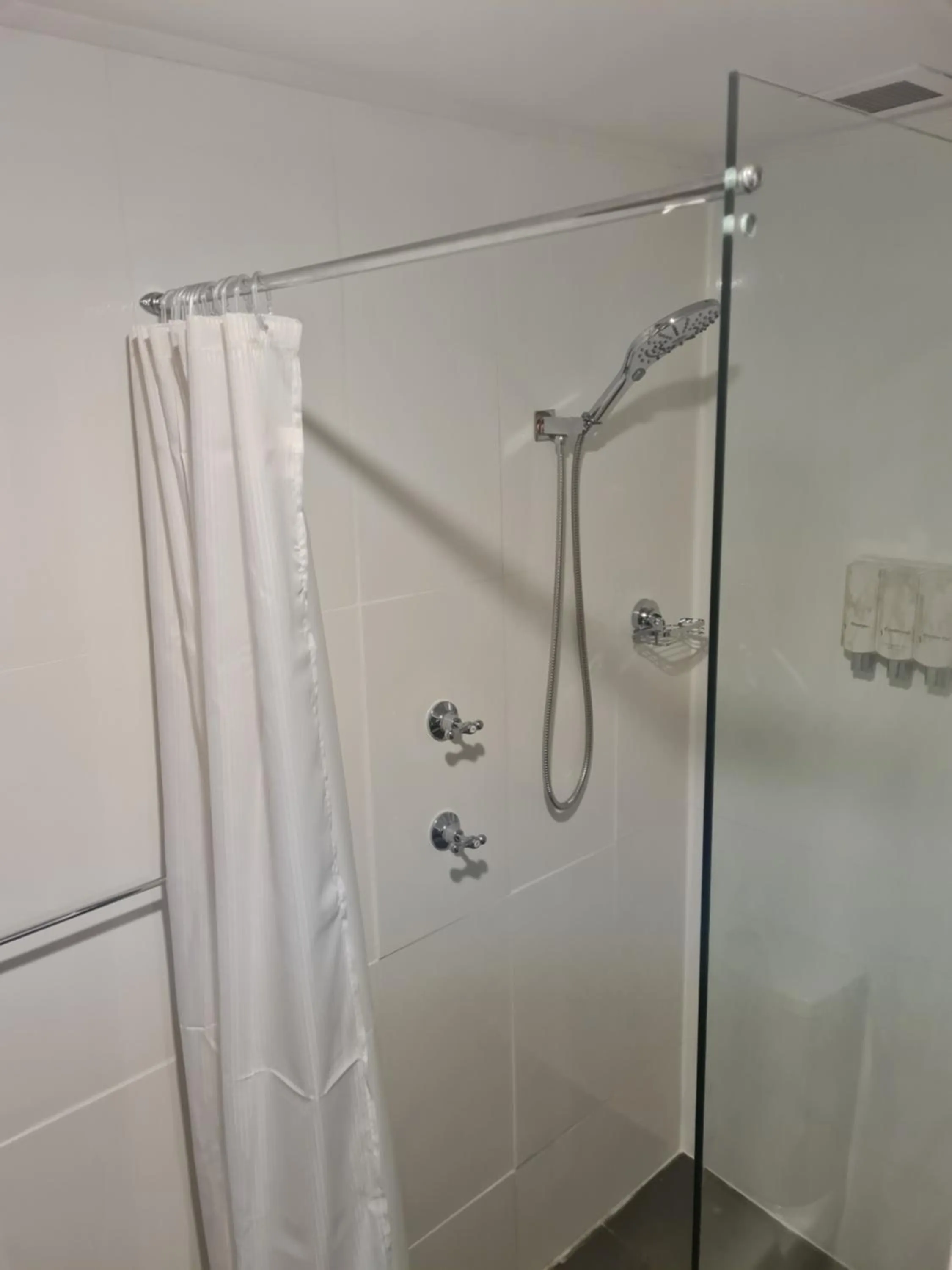 Shower in John Hunter Motel Muswellbrook