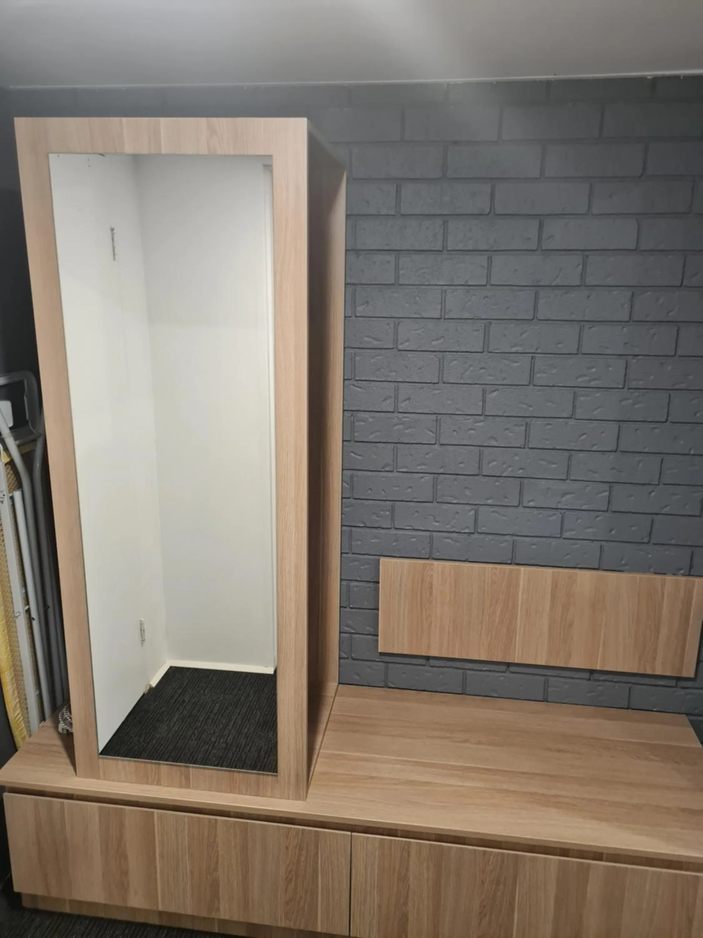 wardrobe in John Hunter Motel Muswellbrook