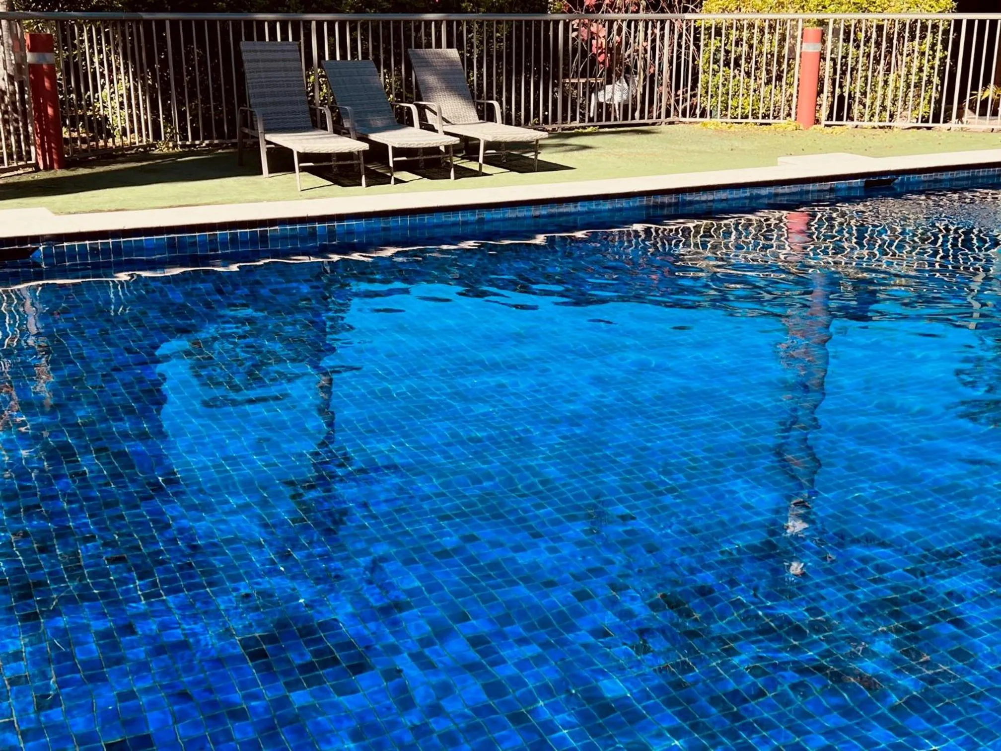 Swimming pool in John Hunter Motel Muswellbrook