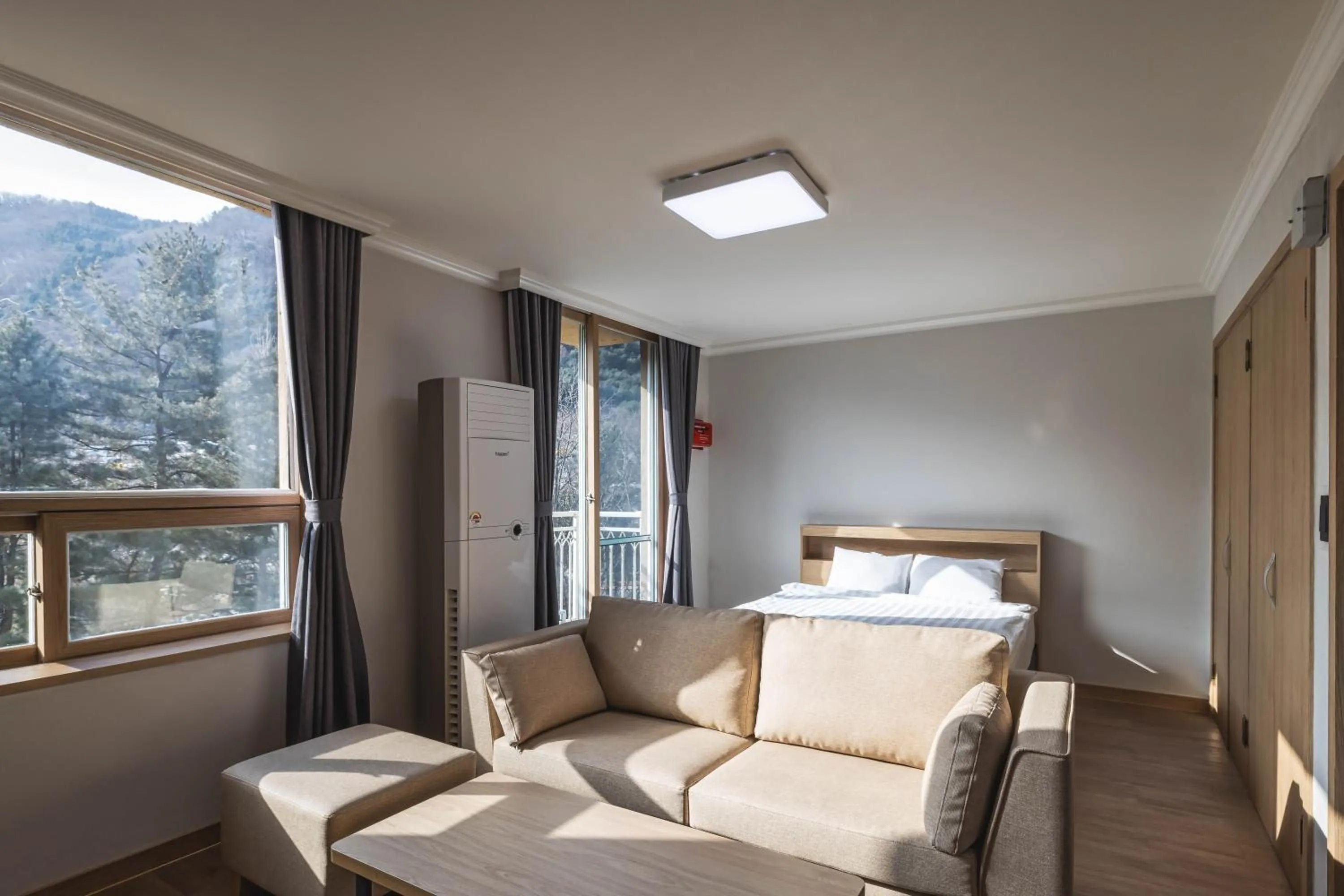 Living room, Bed in Kensington Resort Gapyeong