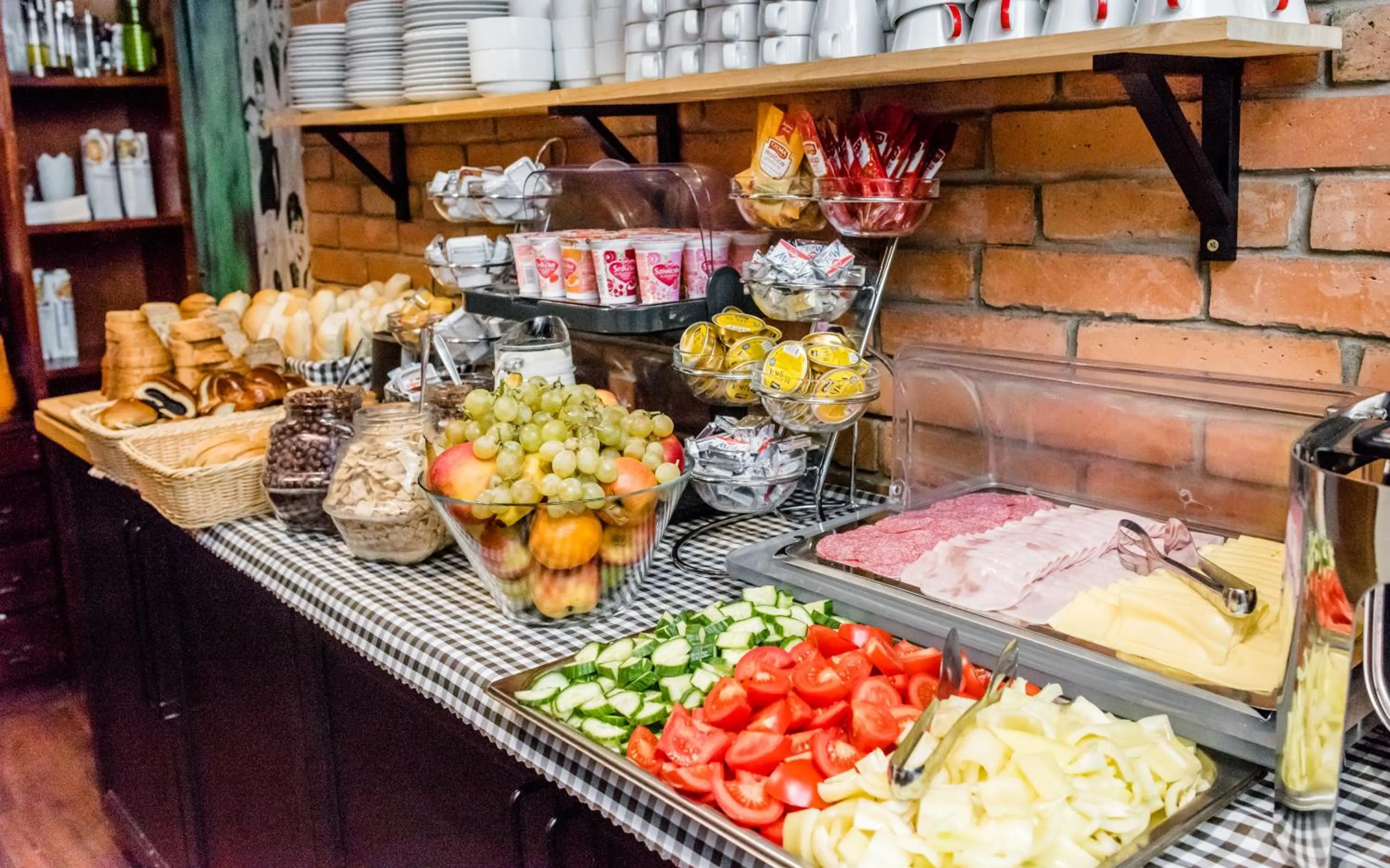 Buffet breakfast in Charming & Cozy Ambiente Apartments