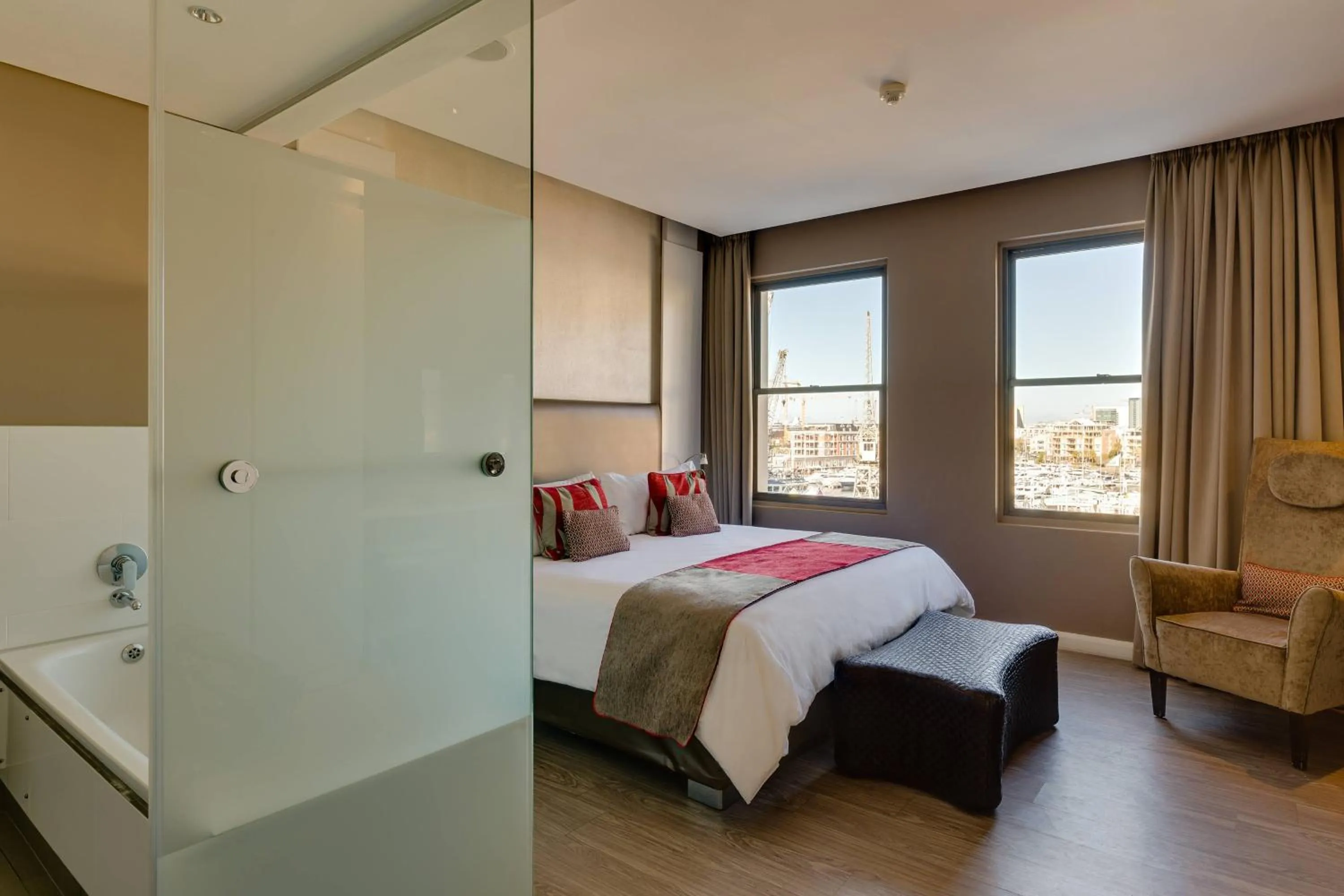 Photo of the whole room, Bed in Protea Hotel by Marriott Cape Town Waterfront Breakwater Lodge