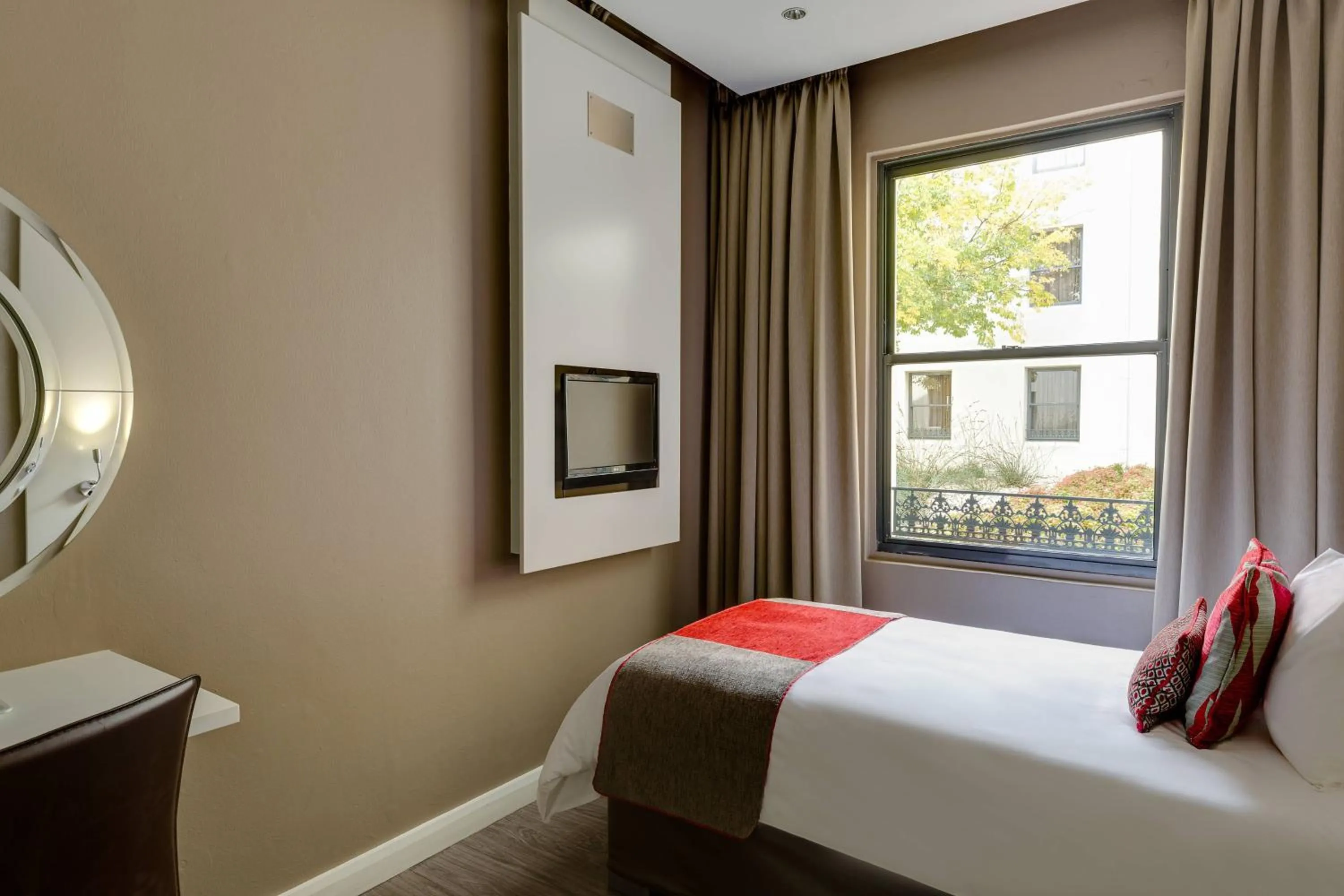 Photo of the whole room, Bed in Protea Hotel by Marriott Cape Town Waterfront Breakwater Lodge