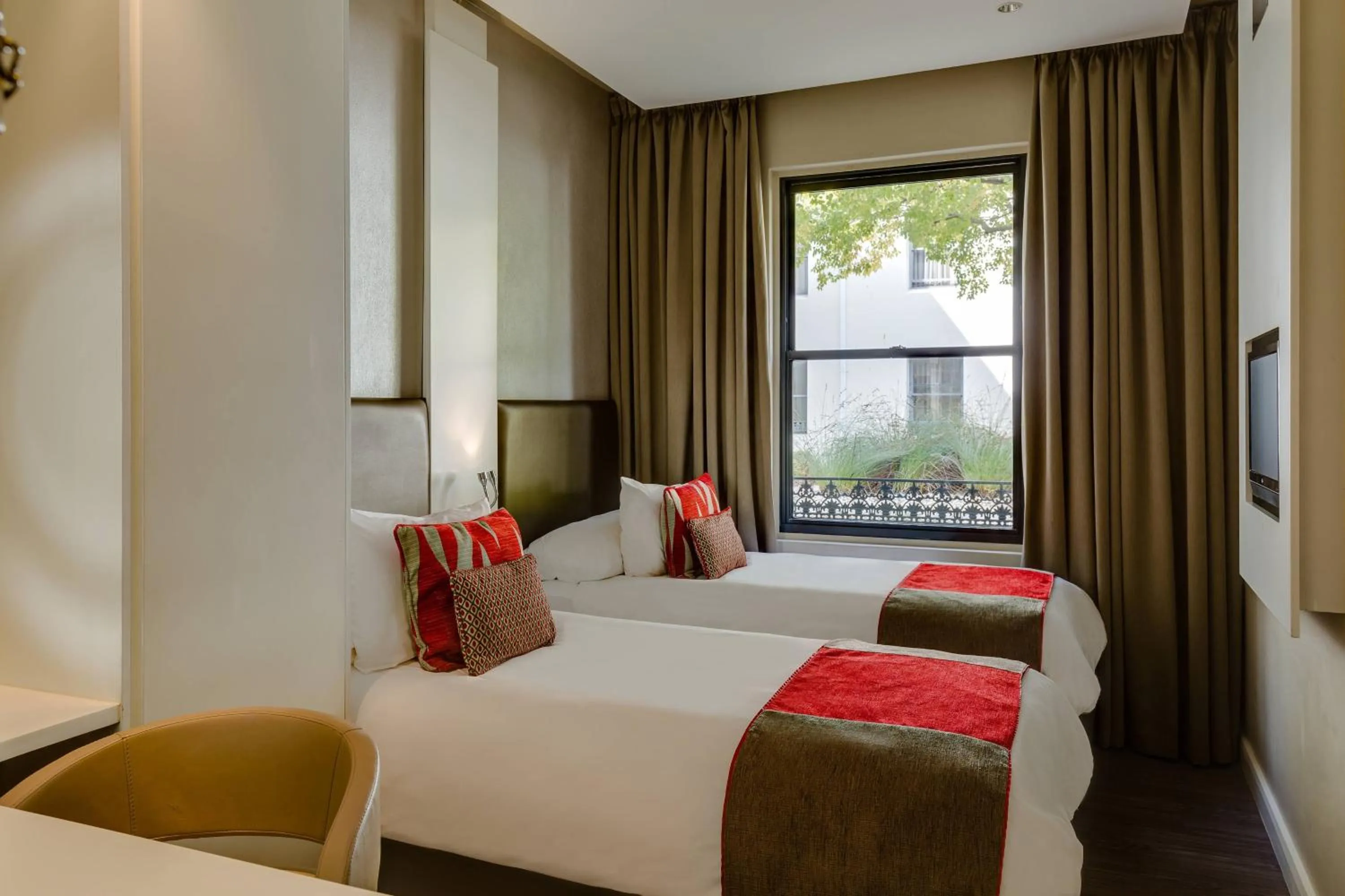 Photo of the whole room, Bed in Protea Hotel by Marriott Cape Town Waterfront Breakwater Lodge