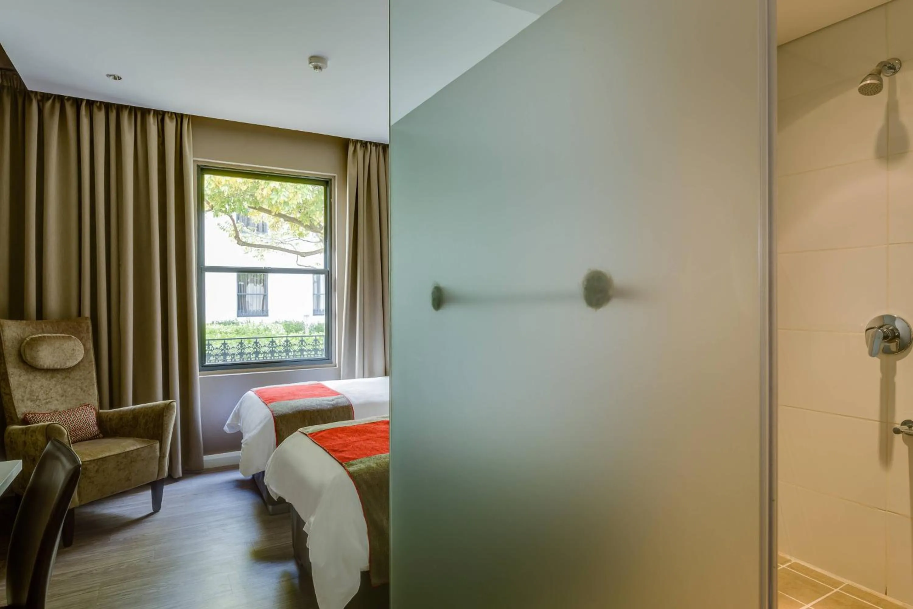 Photo of the whole room, Bed in Protea Hotel by Marriott Cape Town Waterfront Breakwater Lodge