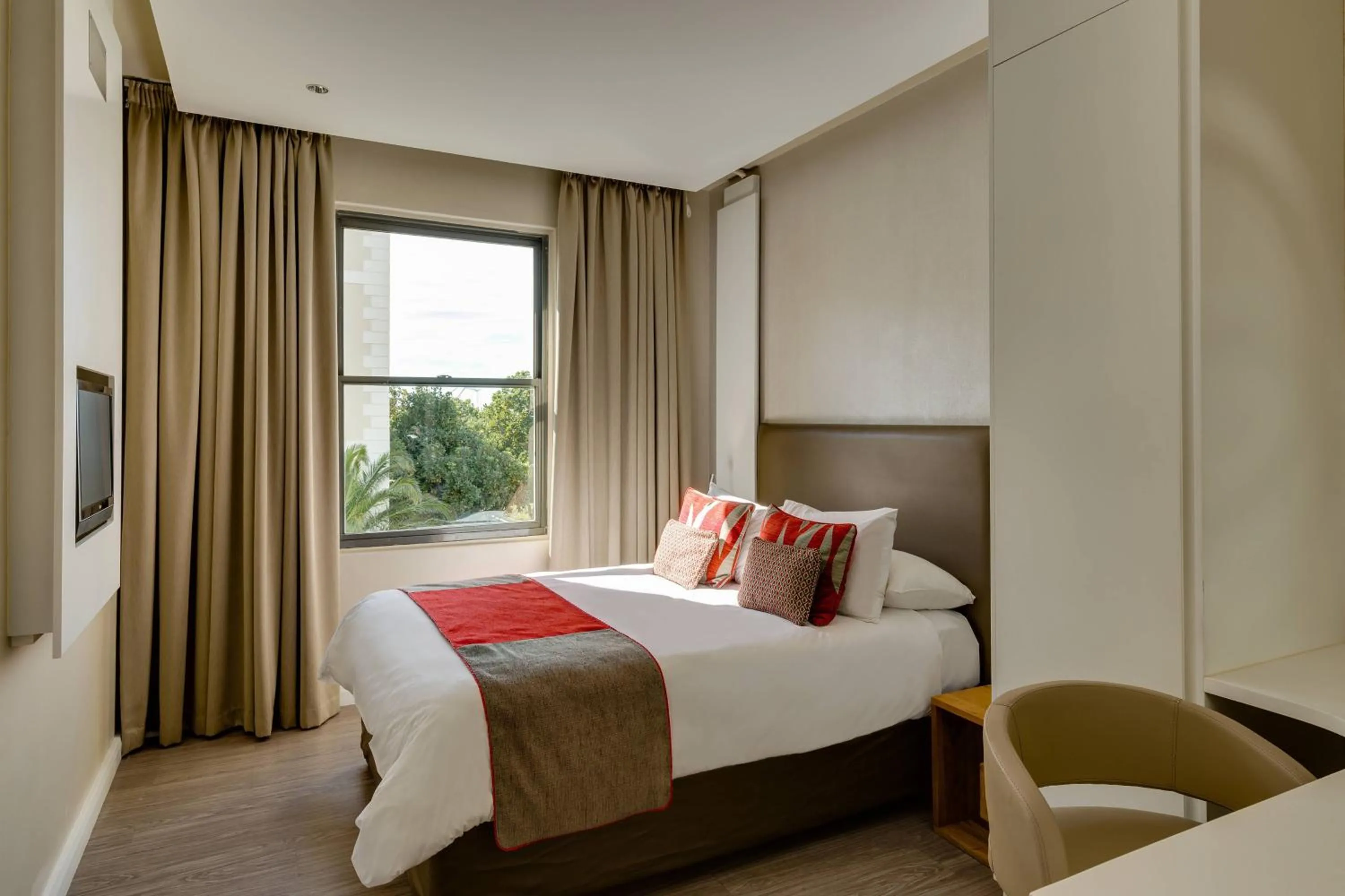 Photo of the whole room, Bed in Protea Hotel by Marriott Cape Town Waterfront Breakwater Lodge