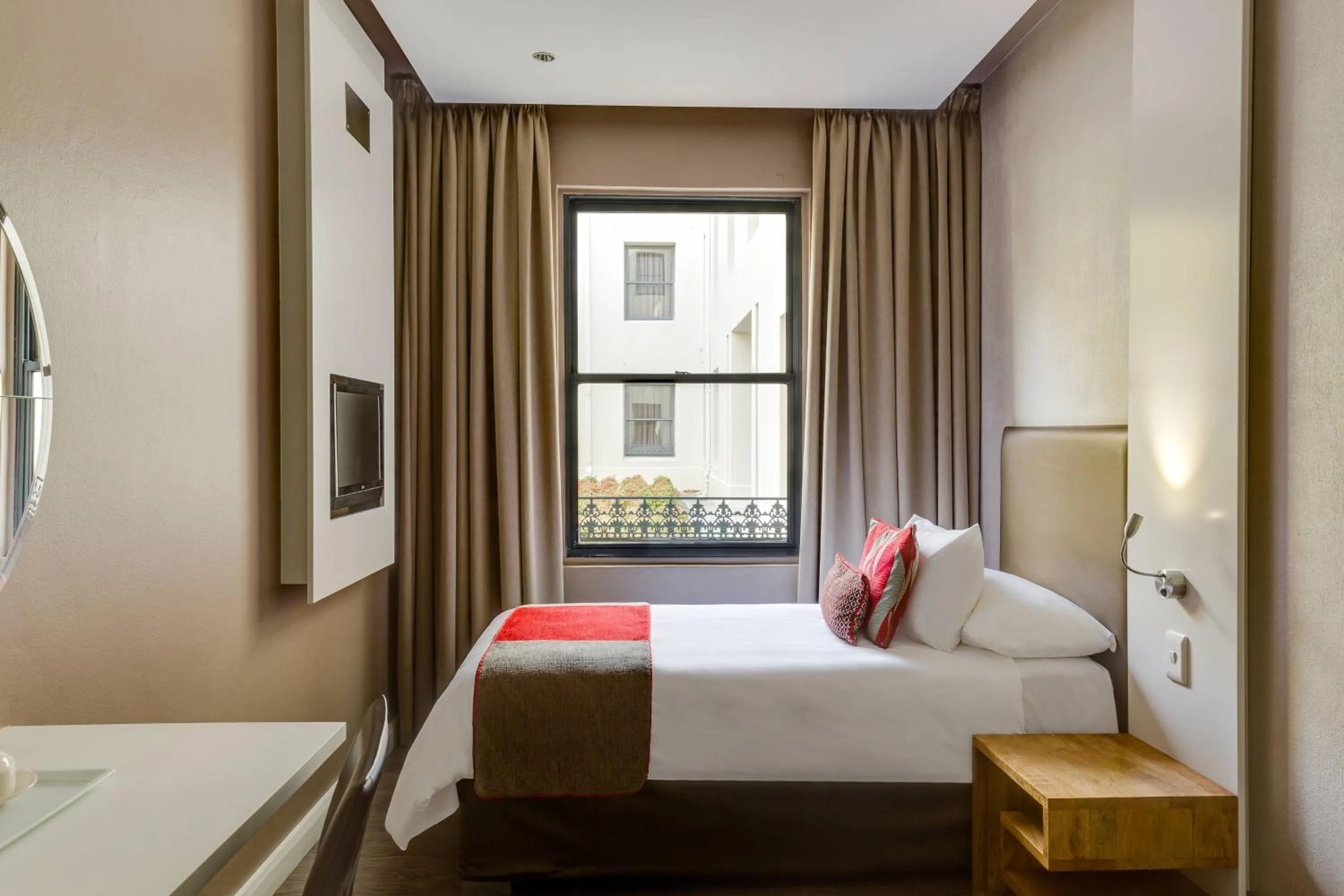 Photo of the whole room, Bed in Protea Hotel by Marriott Cape Town Waterfront Breakwater Lodge