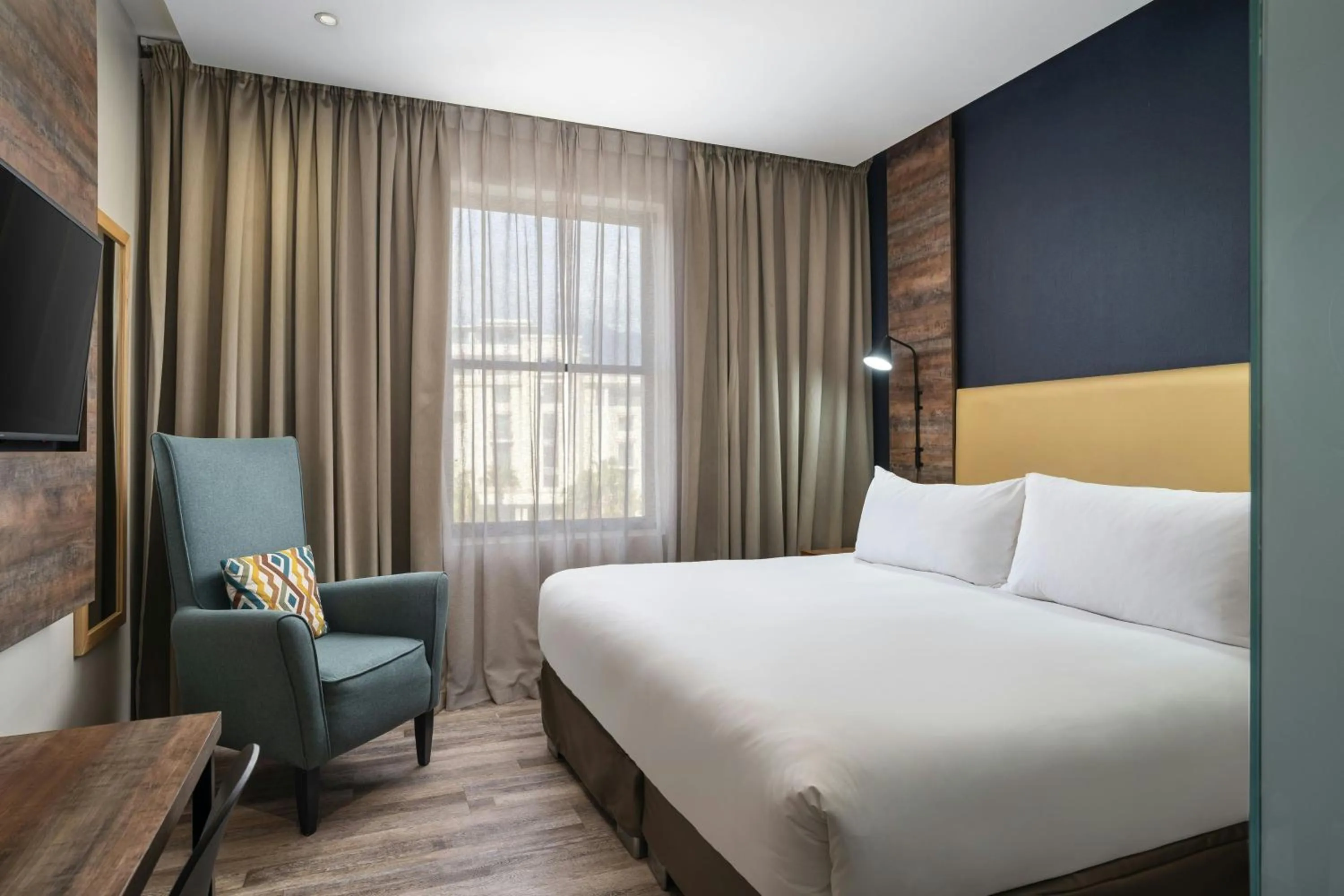 Photo of the whole room, Bed in Protea Hotel by Marriott Cape Town Waterfront Breakwater Lodge