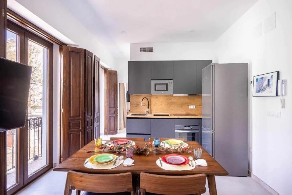 Alzhara Suites II Balcón Triana Torre Pelli