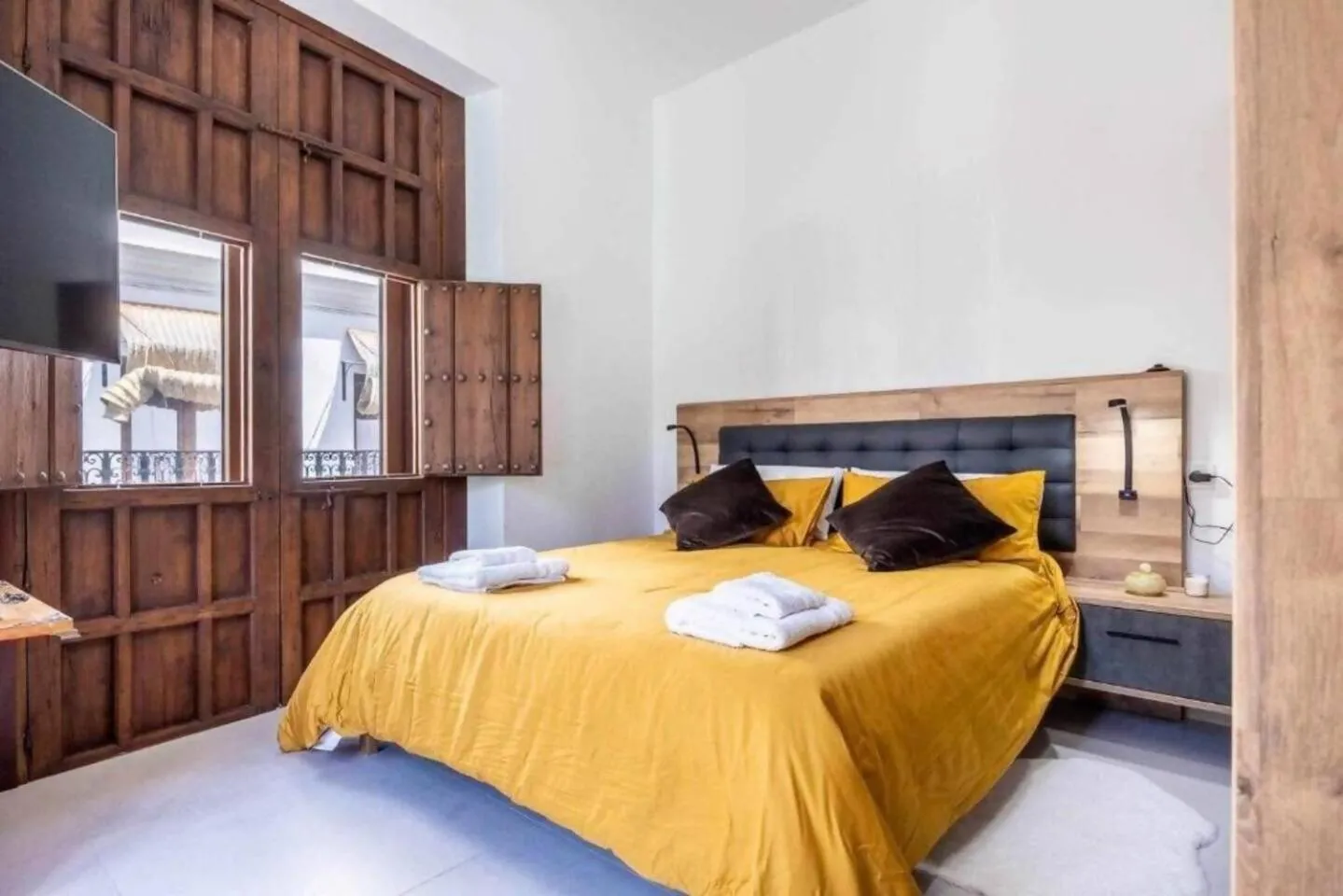 Bed in Alzhara Suites II Balcón Triana Torre Pelli