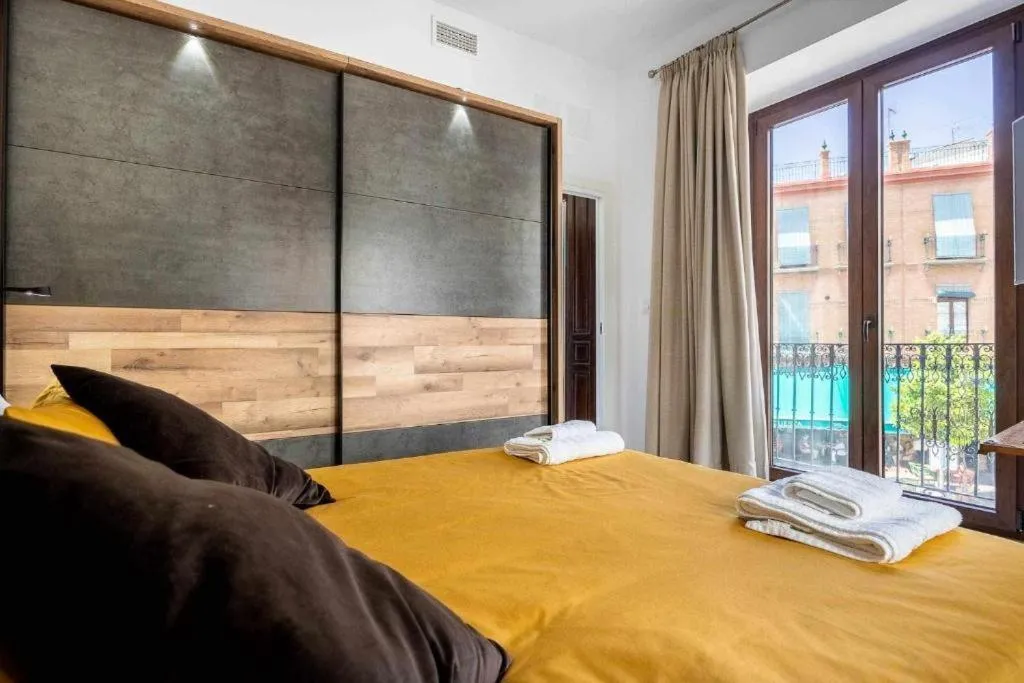 Bed in Alzhara Suites II Balcón Triana Torre Pelli