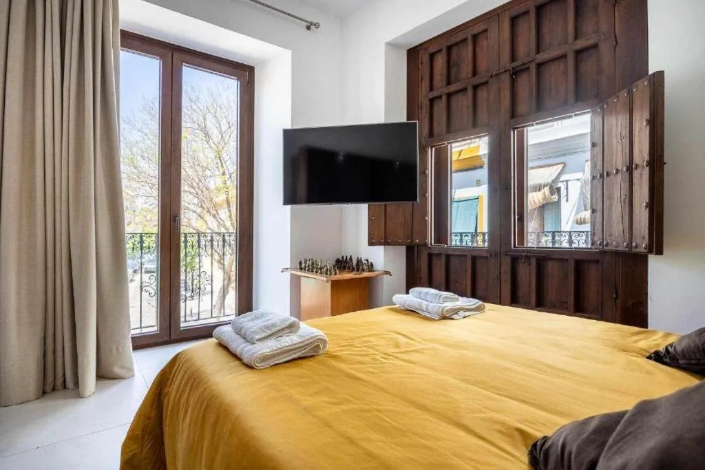 Bed in Alzhara Suites II Balcón Triana Torre Pelli