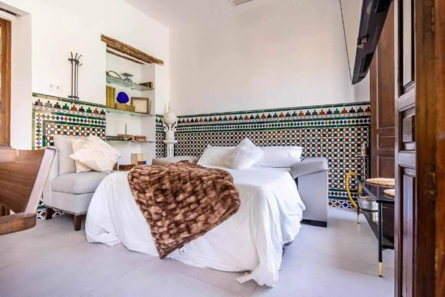 Bed in Alzhara Suites II Balcón Triana Torre Pelli