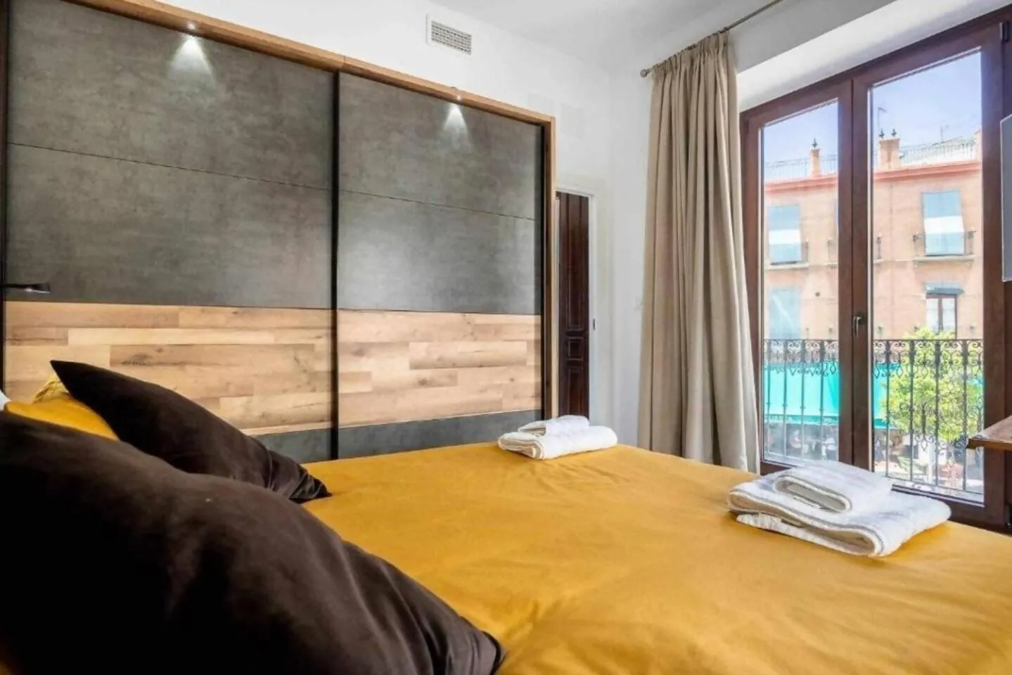 Bed in Alzhara Suites II Balcón Triana Torre Pelli