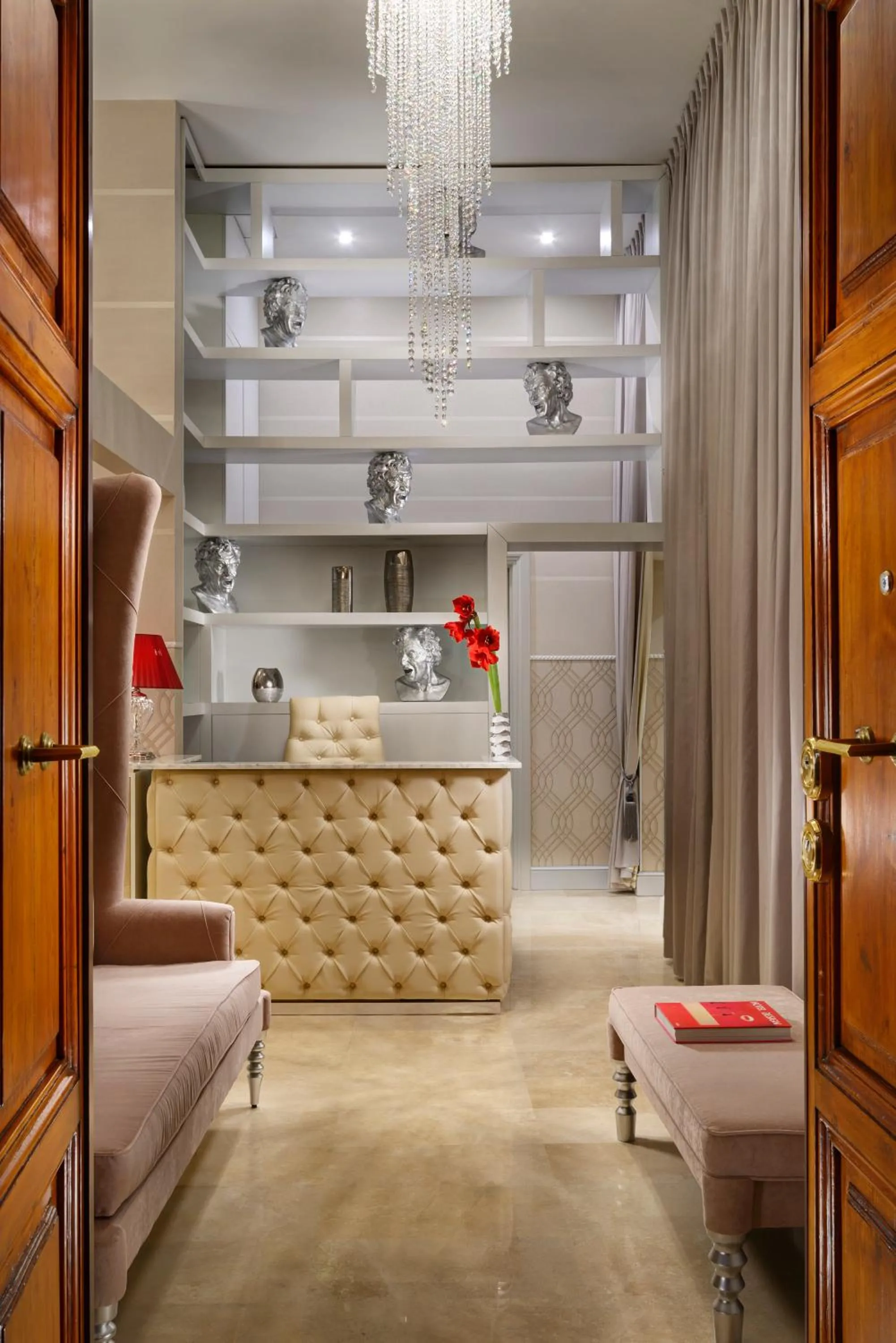 Staff, Bed in Lifestyle Suites Rome