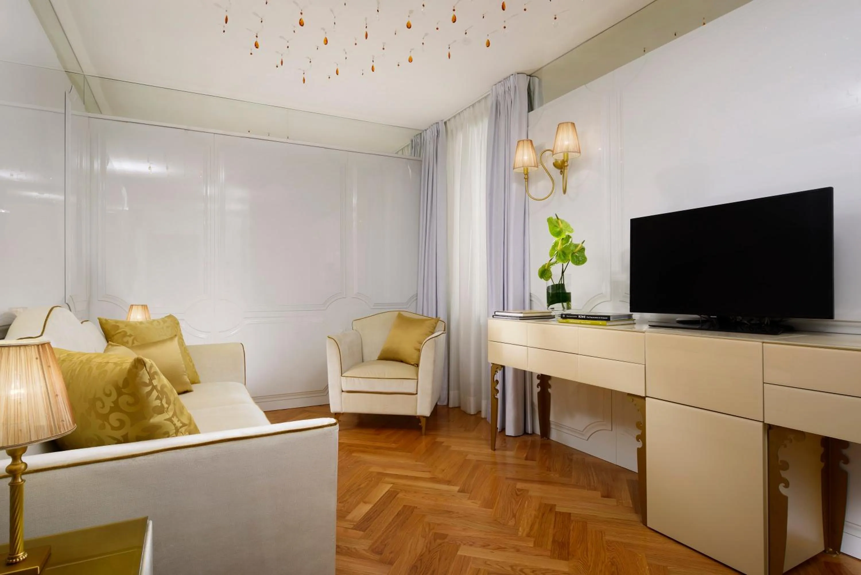 TV and multimedia in Lifestyle Suites Rome