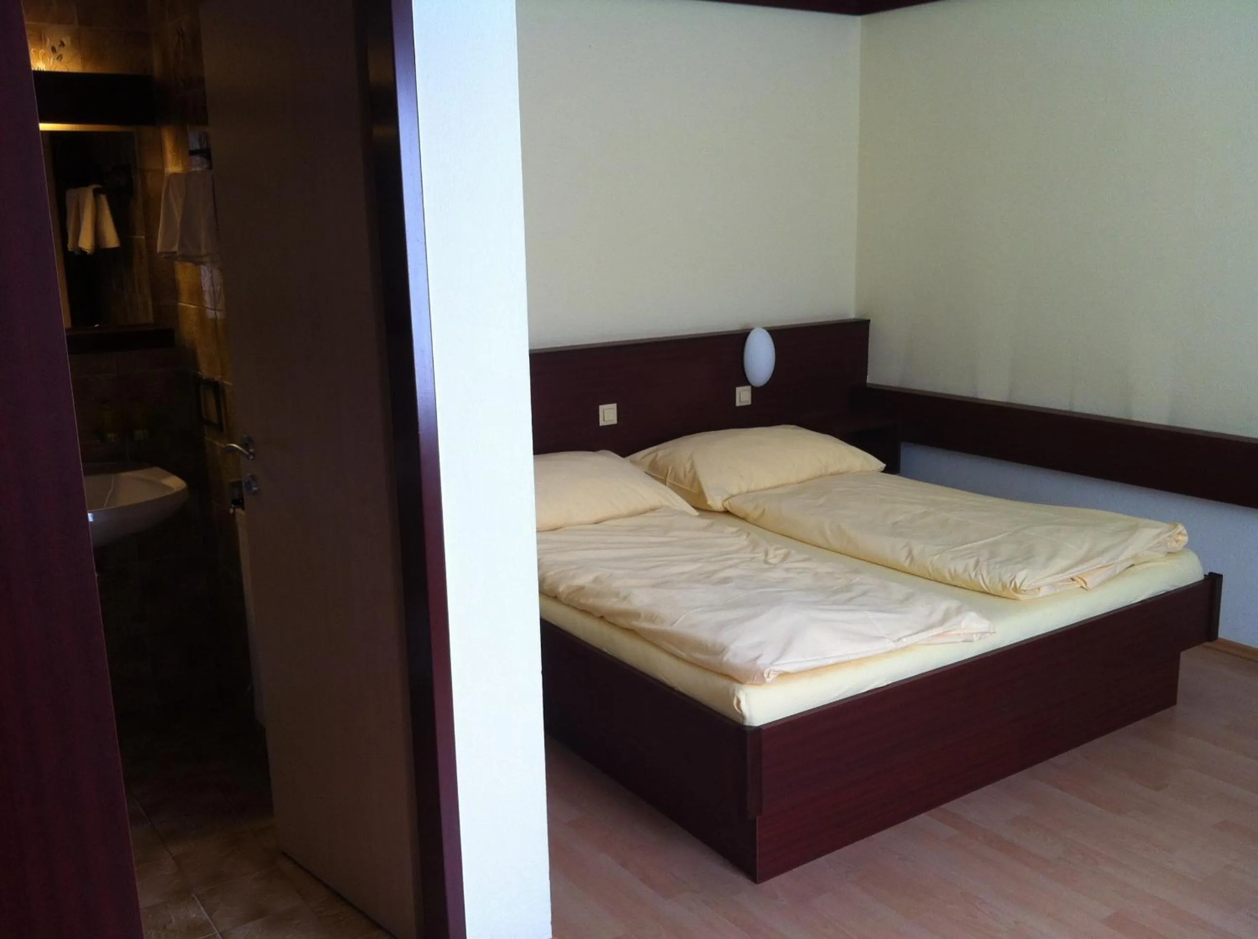 bunk bed, Bed in Gasthof zur Grenze