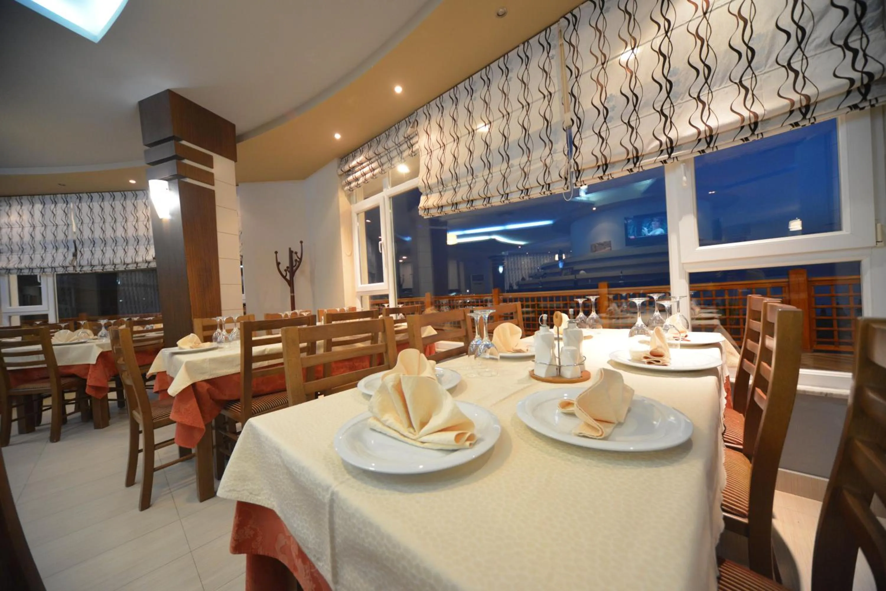 Restaurant/places to eat in Hotel Elesio