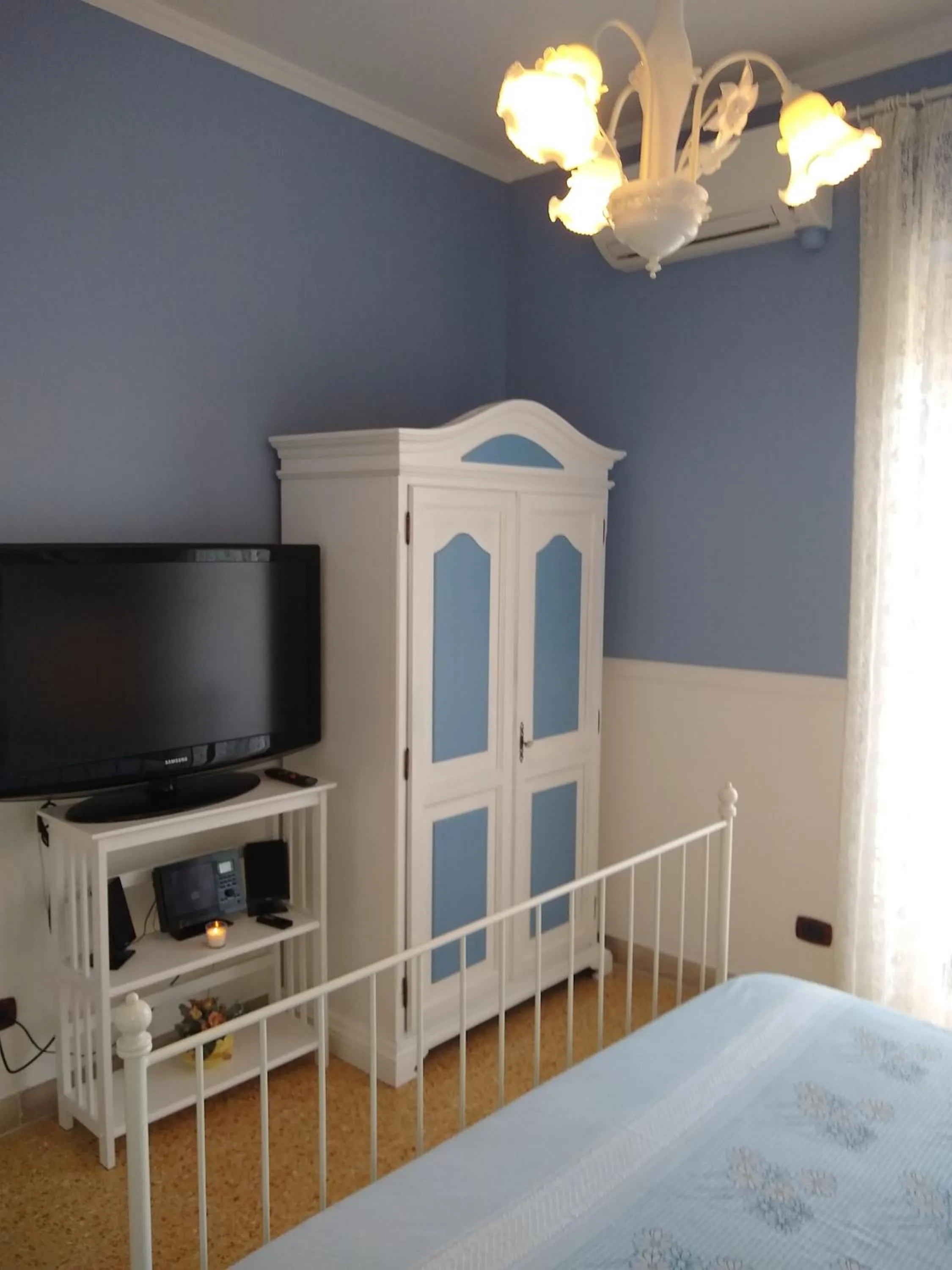 Bed in La finestra sul mare