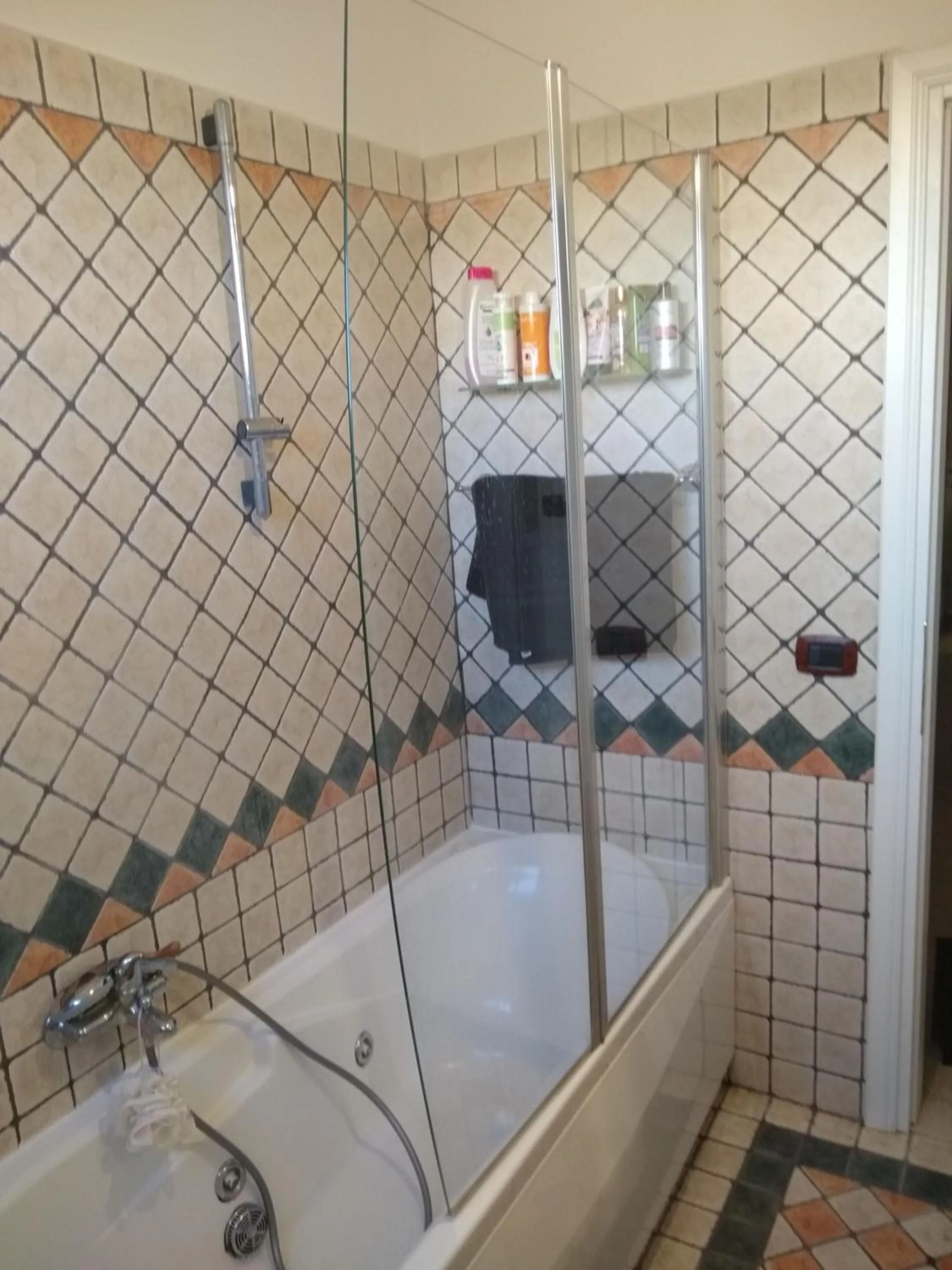 Shower in La finestra sul mare