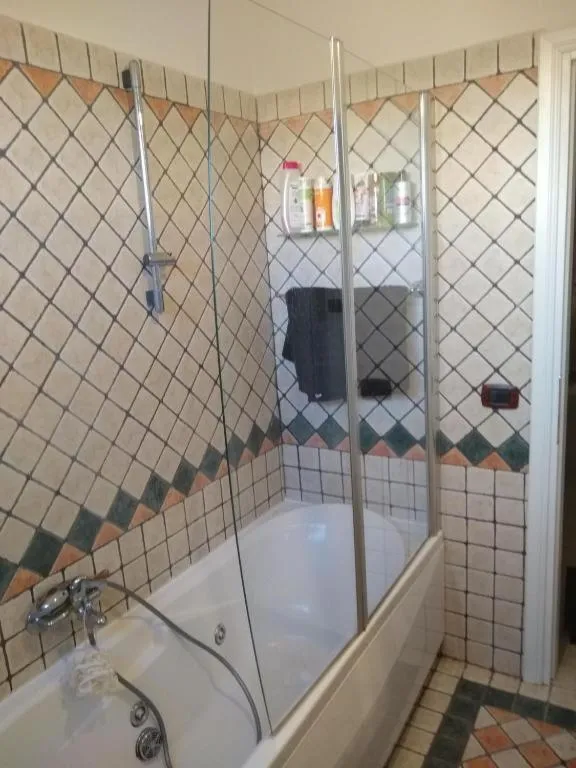 Shower in La finestra sul mare