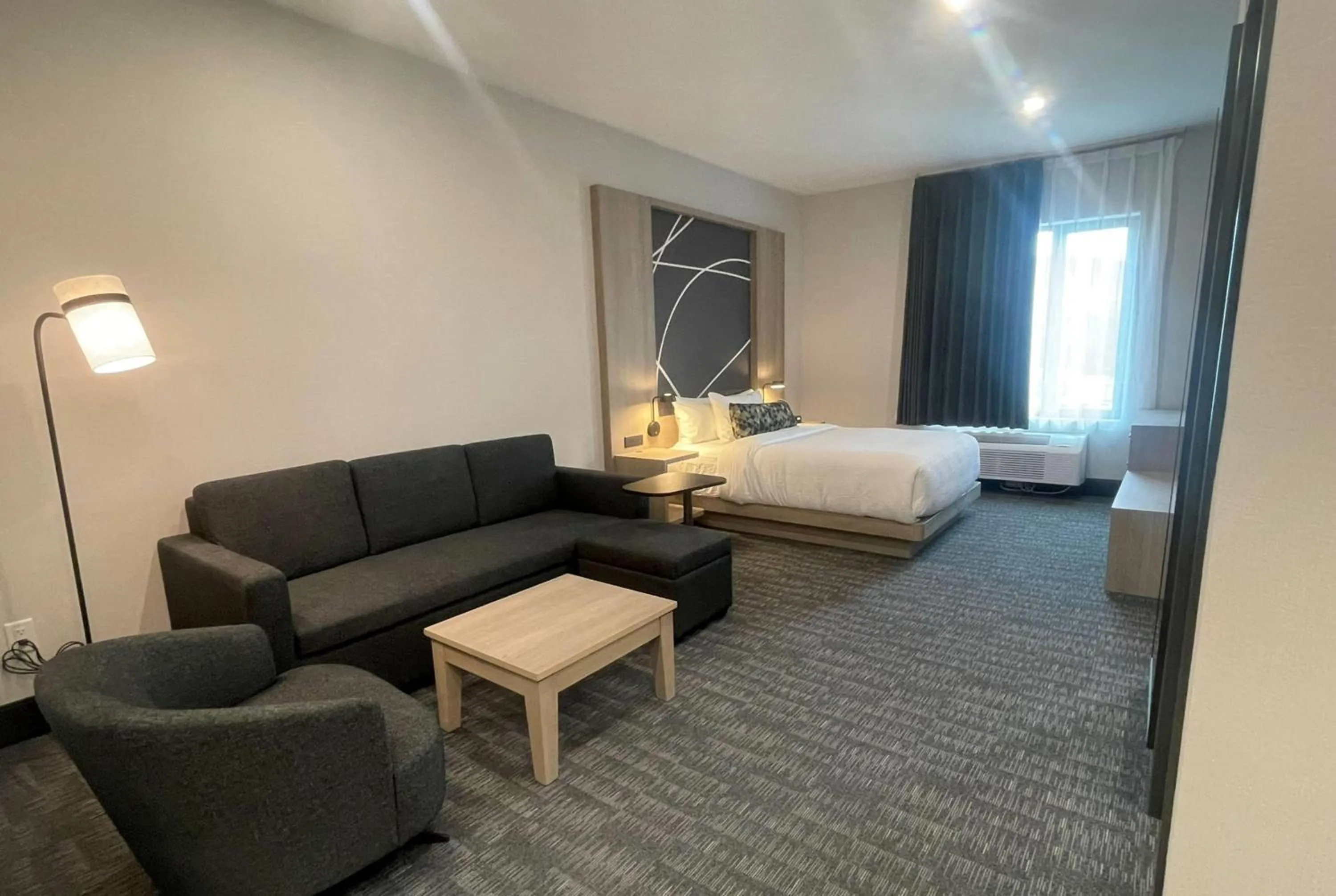 Photo of the whole room, Bed in La Quinta Inn & Suites by Wyndham Kelowna BC