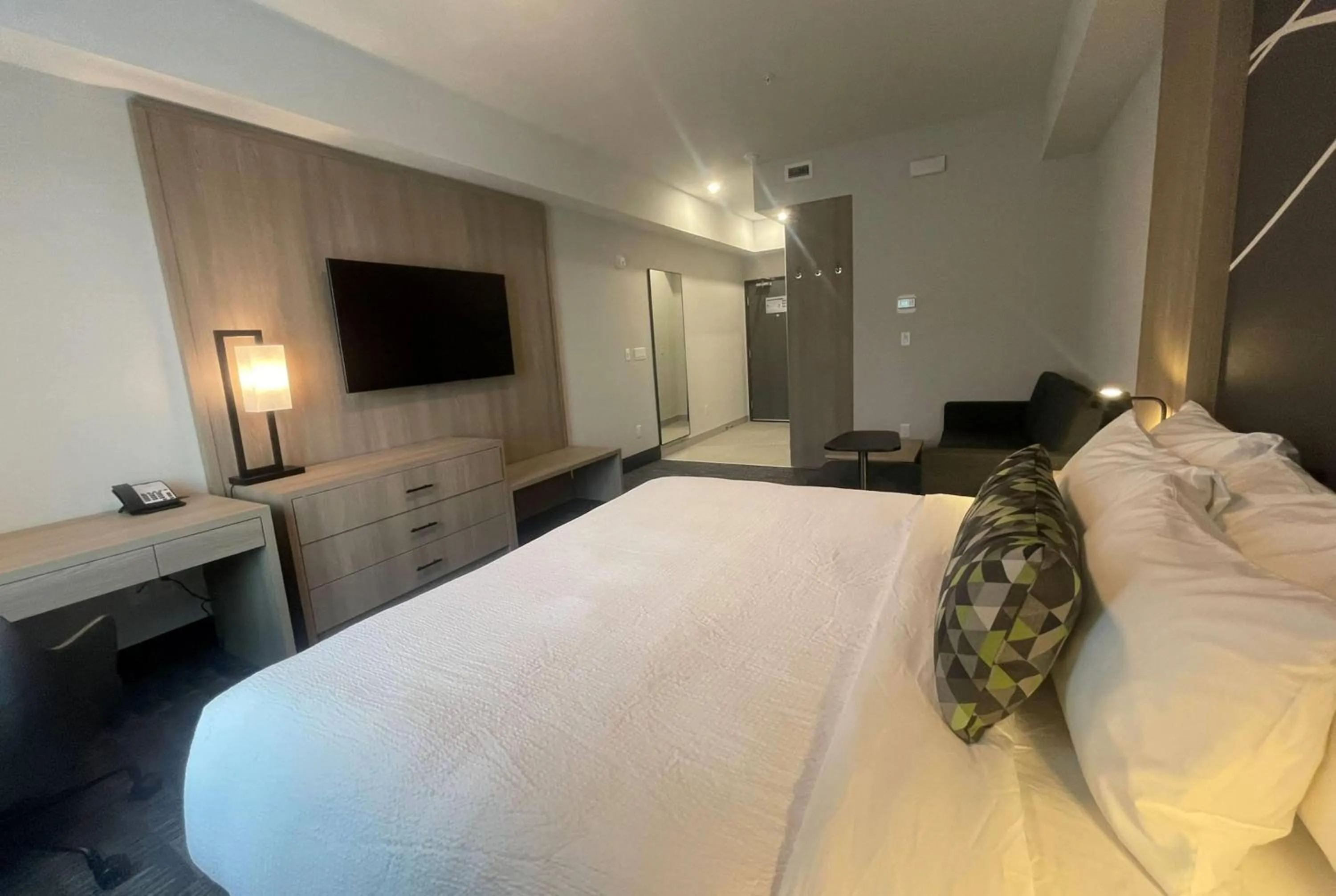 Photo of the whole room, Bed in La Quinta Inn & Suites by Wyndham Kelowna BC