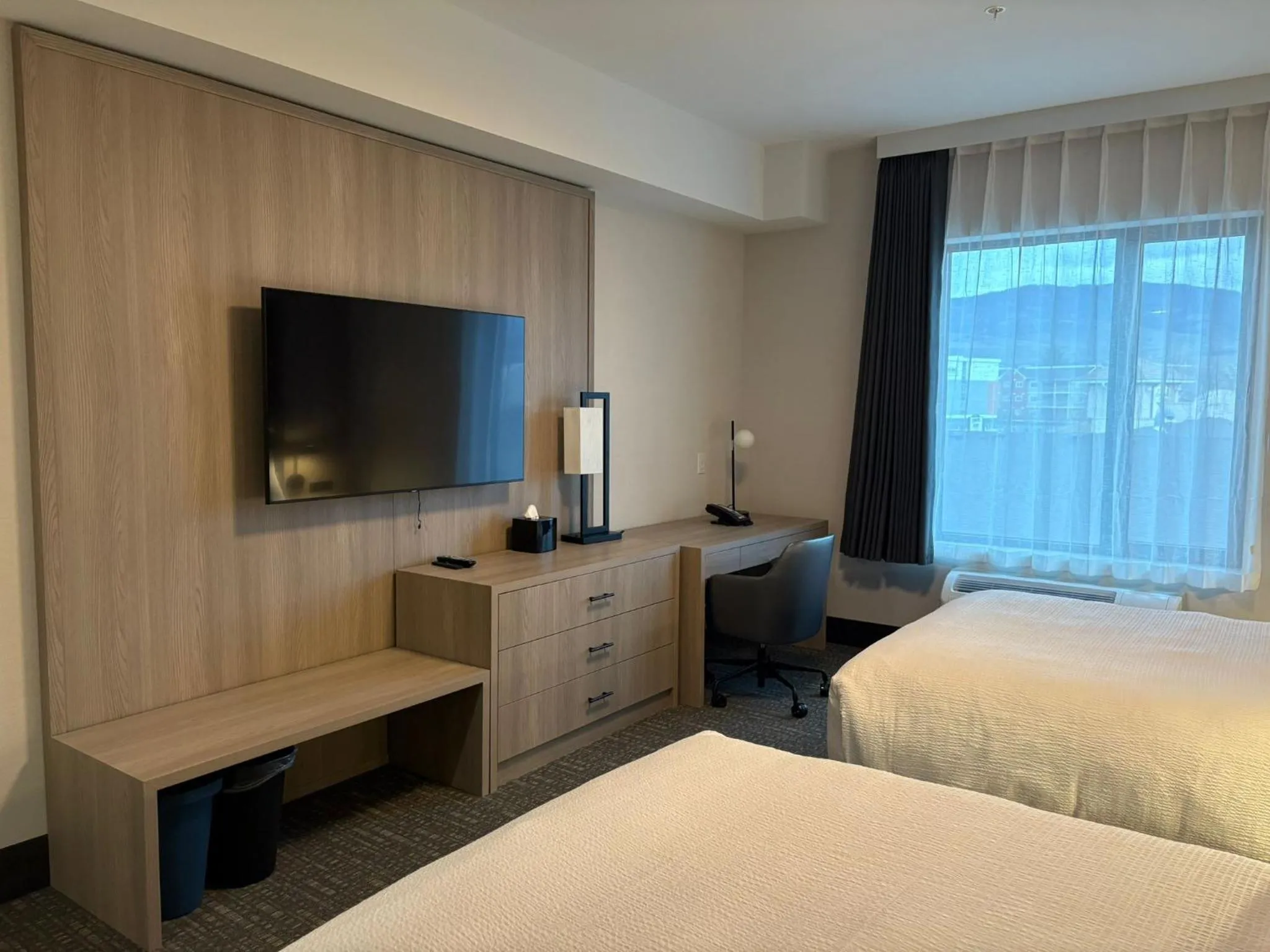Bed in La Quinta Inn & Suites by Wyndham Kelowna BC