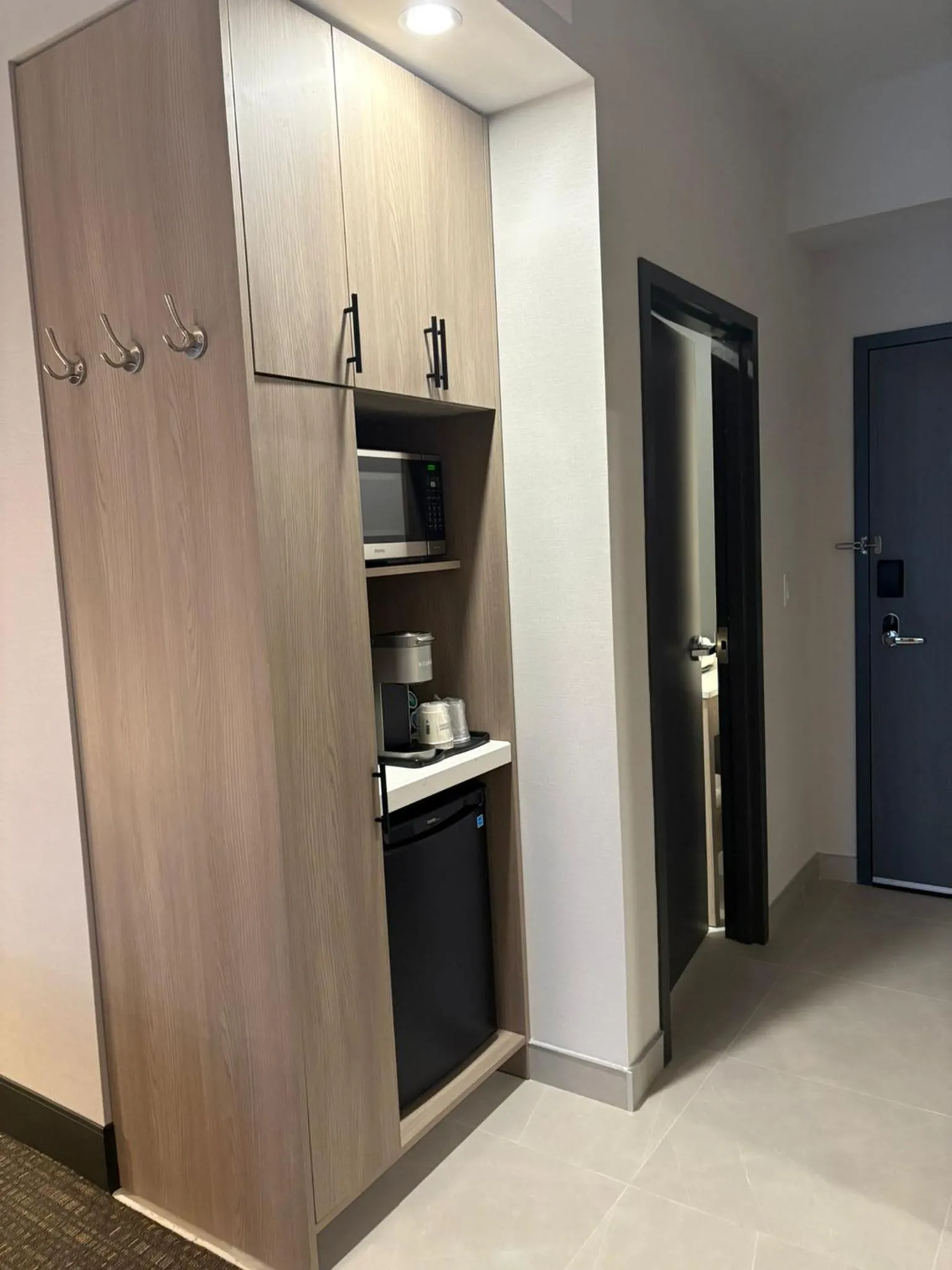 Coffee/tea facilities in La Quinta Inn & Suites by Wyndham Kelowna BC