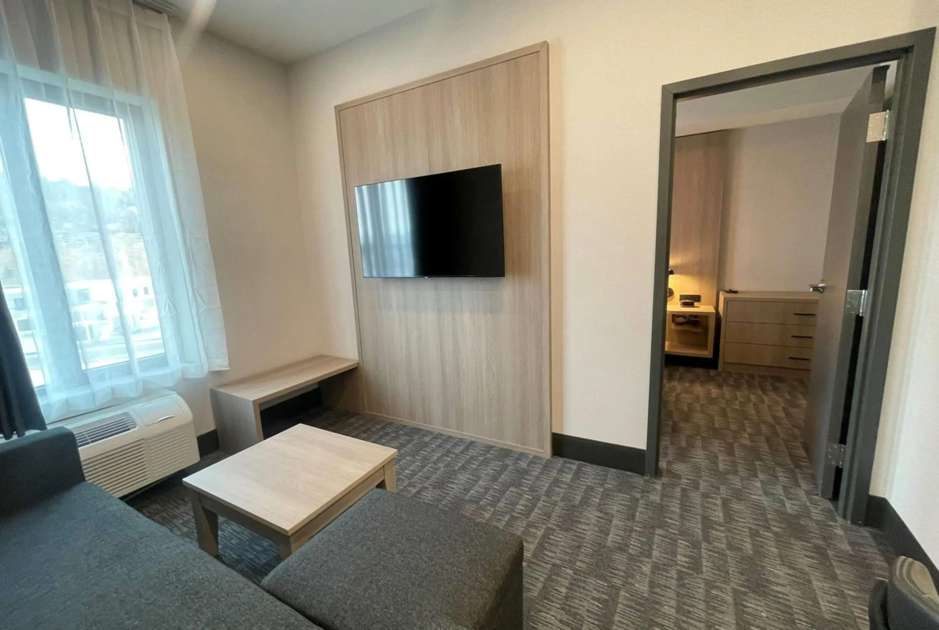 Living room, Bed in La Quinta Inn & Suites by Wyndham Kelowna BC