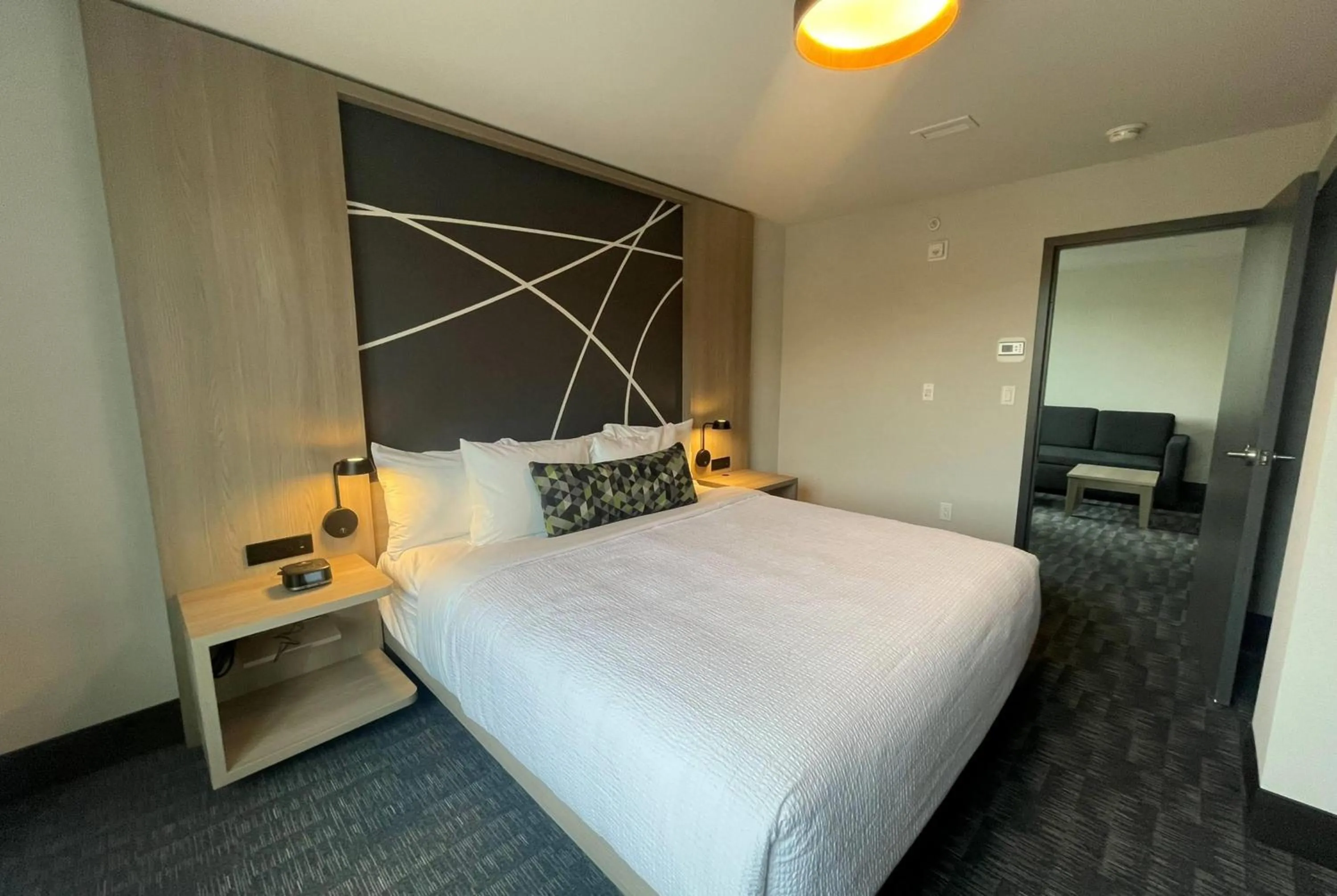 Photo of the whole room, Bed in La Quinta Inn & Suites by Wyndham Kelowna BC