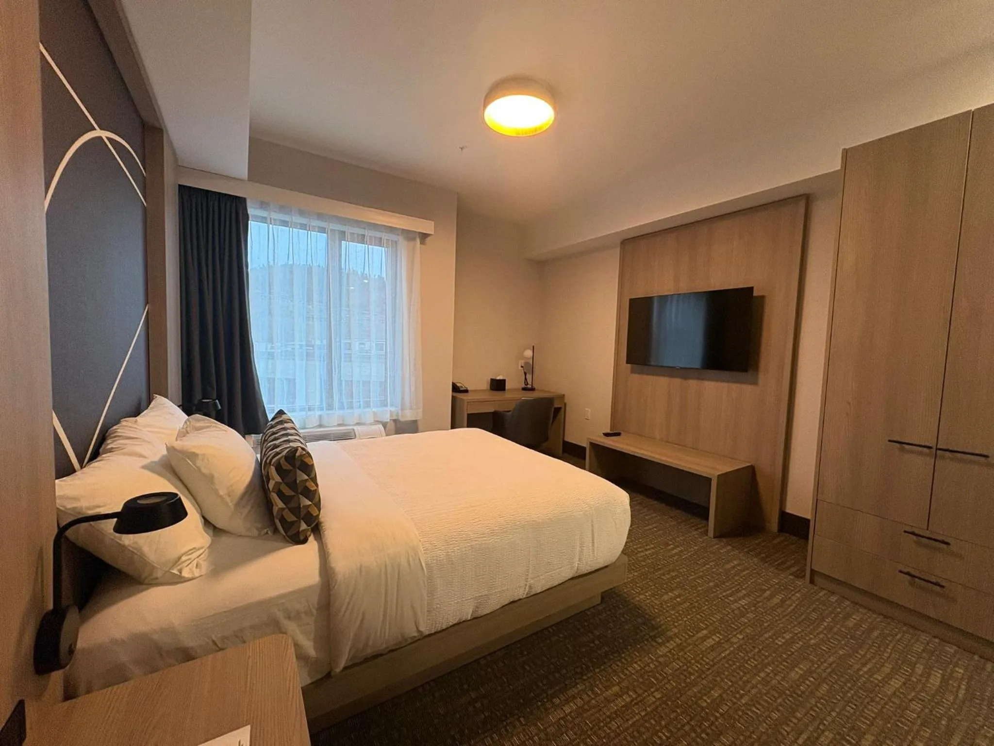 Bed in La Quinta Inn & Suites by Wyndham Kelowna BC