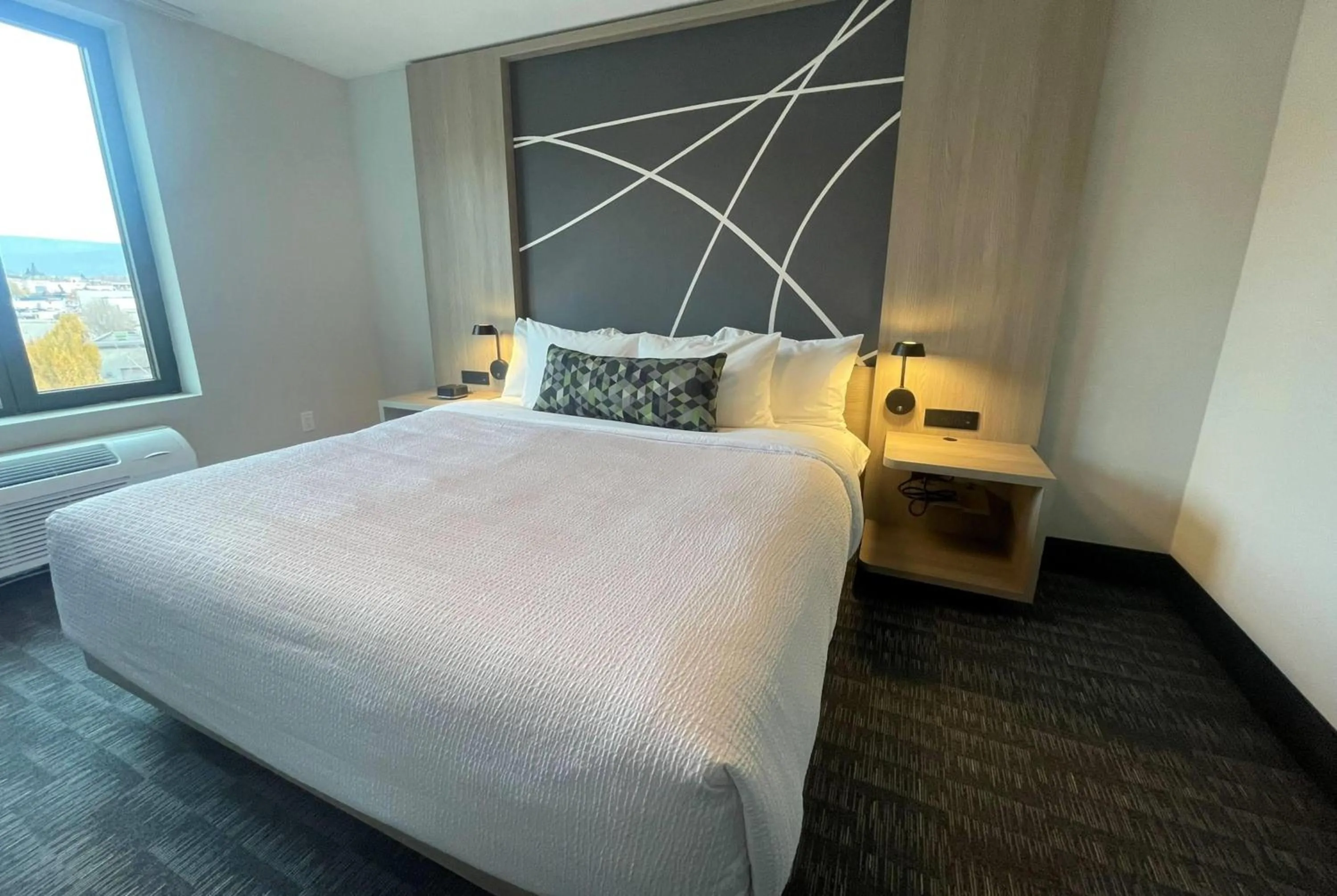 Photo of the whole room, Bed in La Quinta Inn & Suites by Wyndham Kelowna BC