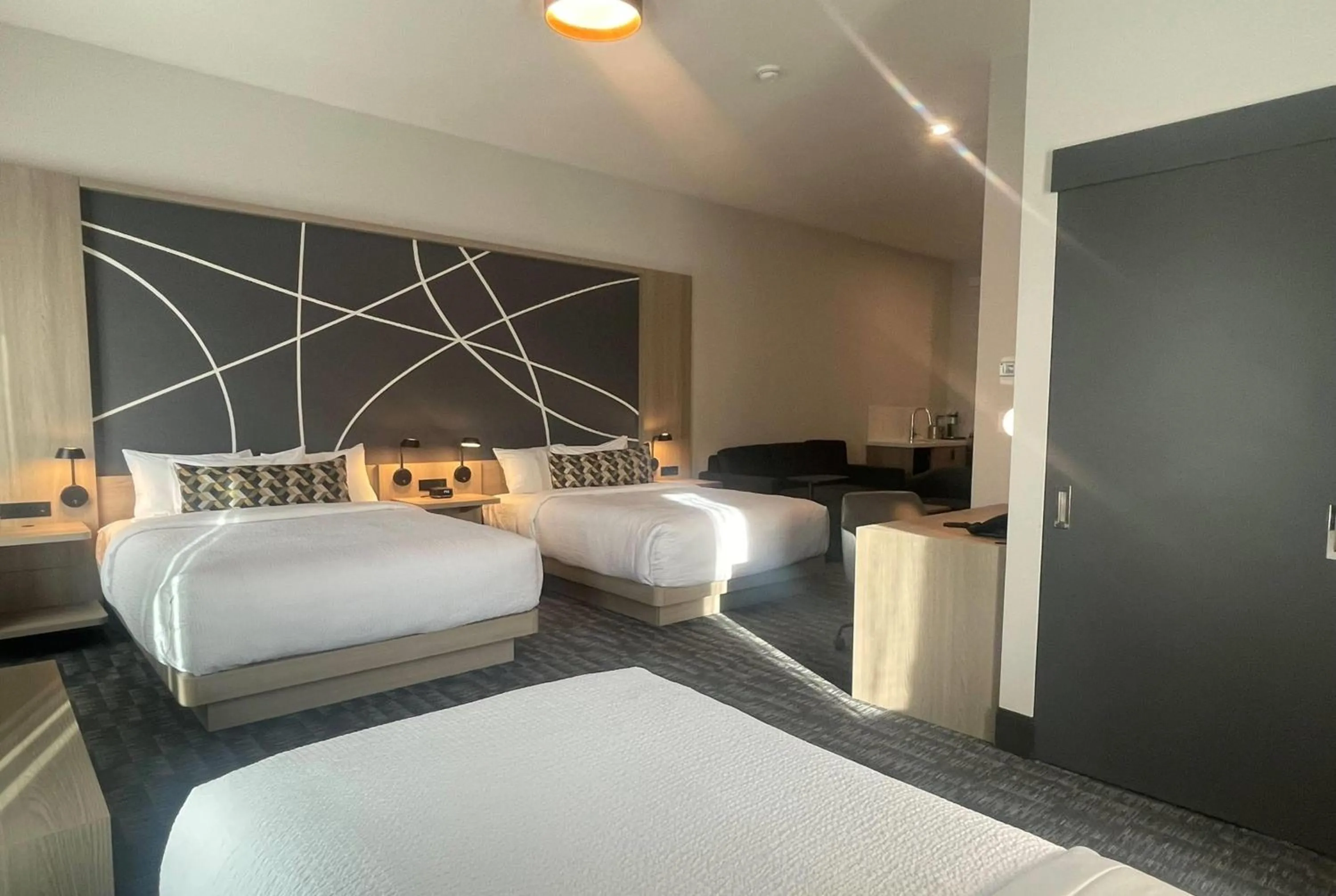 Photo of the whole room, Bed in La Quinta Inn & Suites by Wyndham Kelowna BC