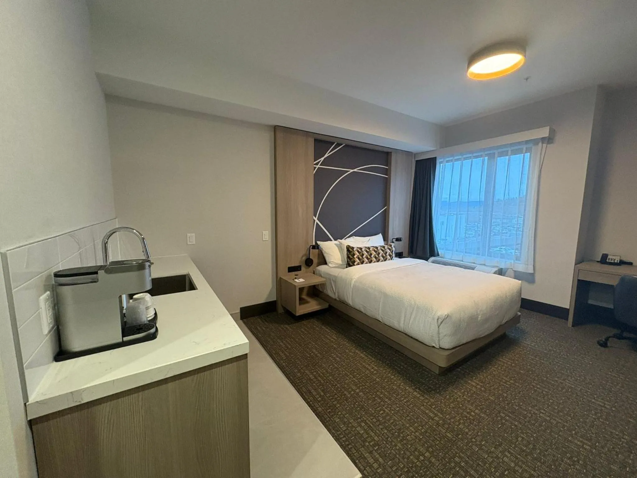 Bed in La Quinta Inn & Suites by Wyndham Kelowna BC