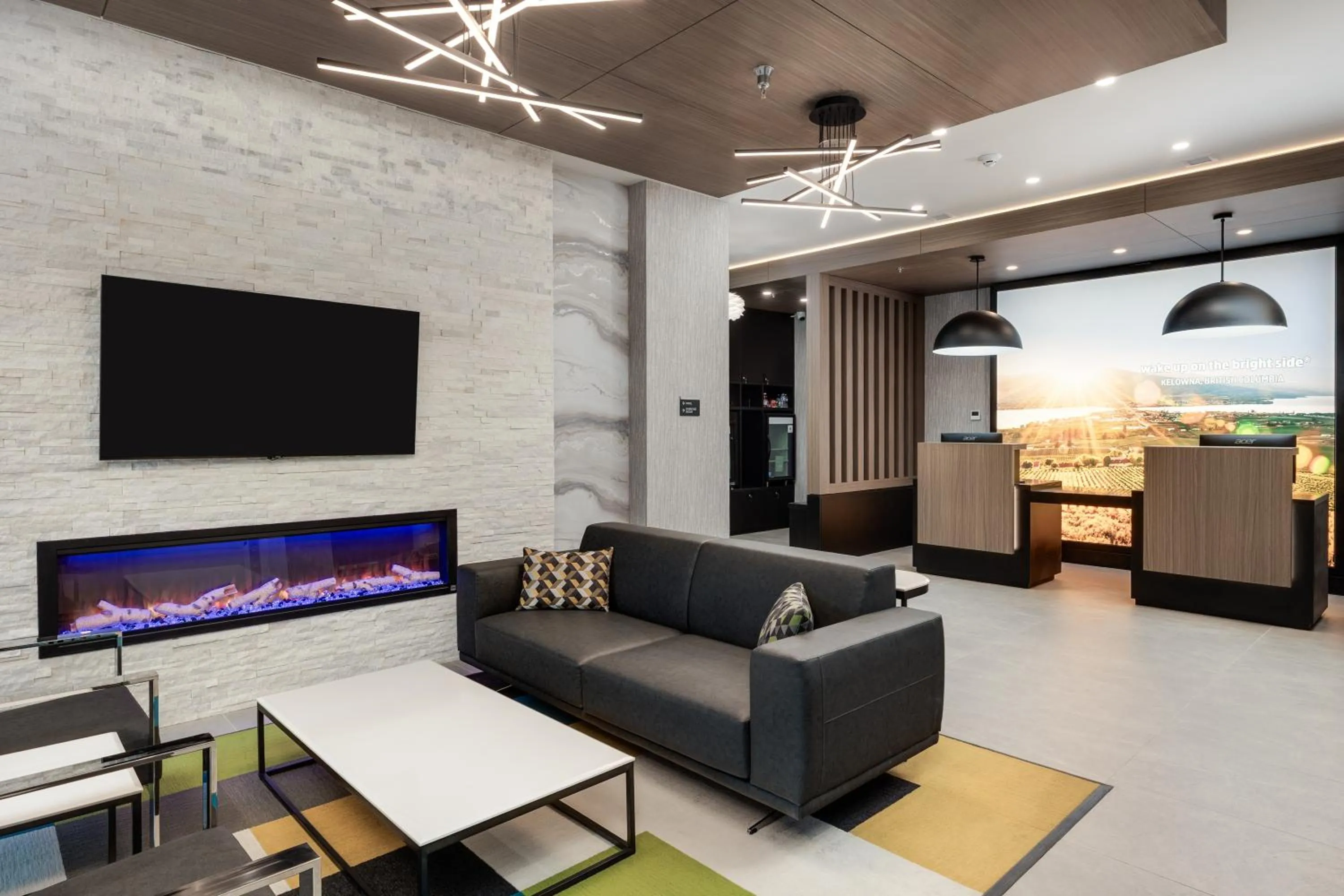 Lobby or reception in La Quinta Inn & Suites by Wyndham Kelowna BC